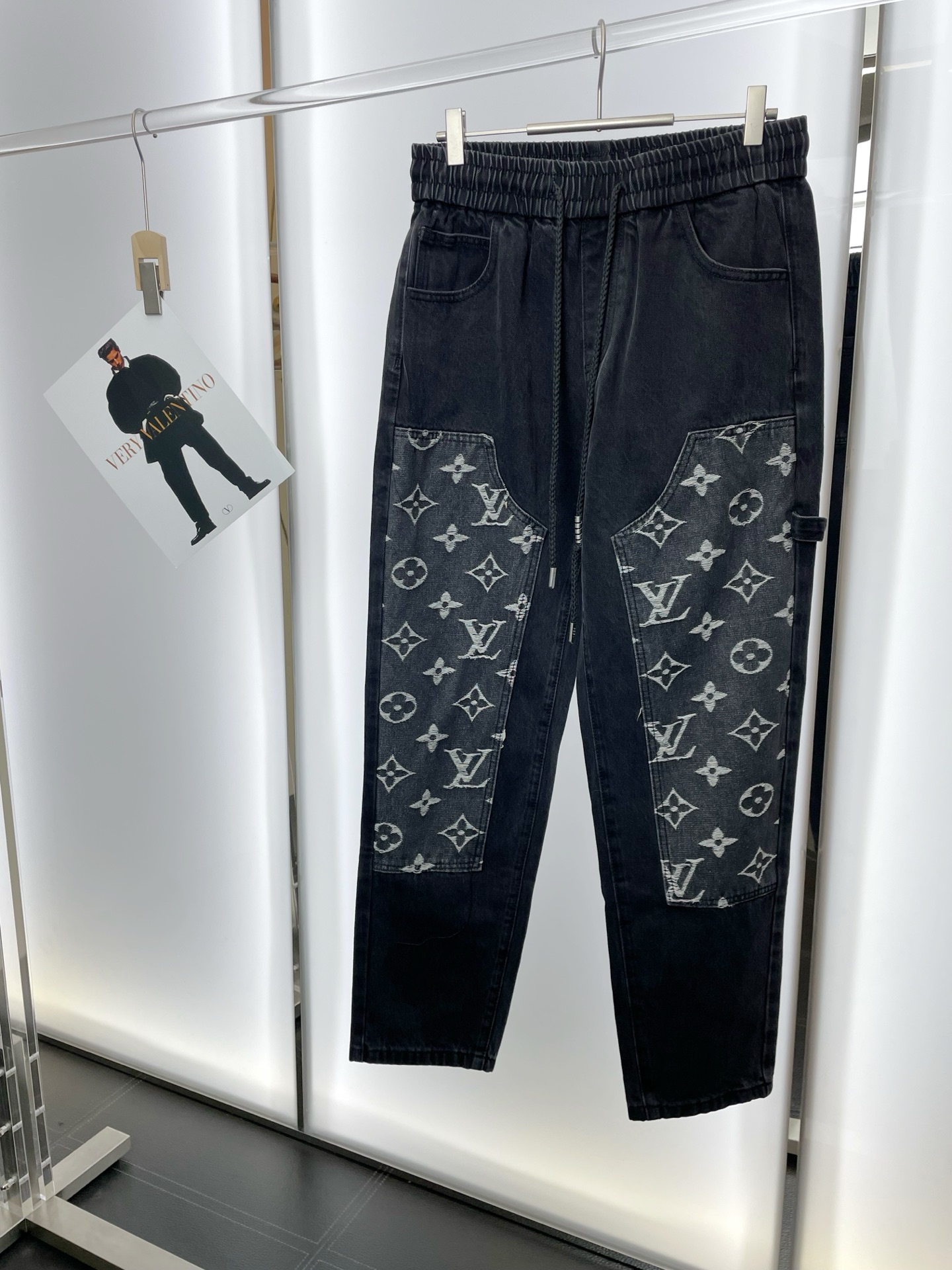 NO:607259,.Louis Vuitton Louis Vuitton’s new style is a must-have!  New casual pants, high-end version, counter-customized fabrics with high breathability and comfort, impeccable details, brand element design concept, reflecting high quality. It feels delicate and soft!  It presents a casual cut and the upper body shape is awesome!  Size M-3XL,,louis vuitton,louis vuitton,alexander wang19860909.Louis Vuitton路易威登砸锅卖铁都要上的新款！新款休闲裤 高端版本 专柜定制面料 透气舒适度高,细节无可挑剔,品牌元素设计理念,体现高品质.手感细腻柔软！呈现休闲裁剪,上身版型超赞！码数M-3XL,,louis vuitton,louis vuitton,alexander wang,Men's clothing