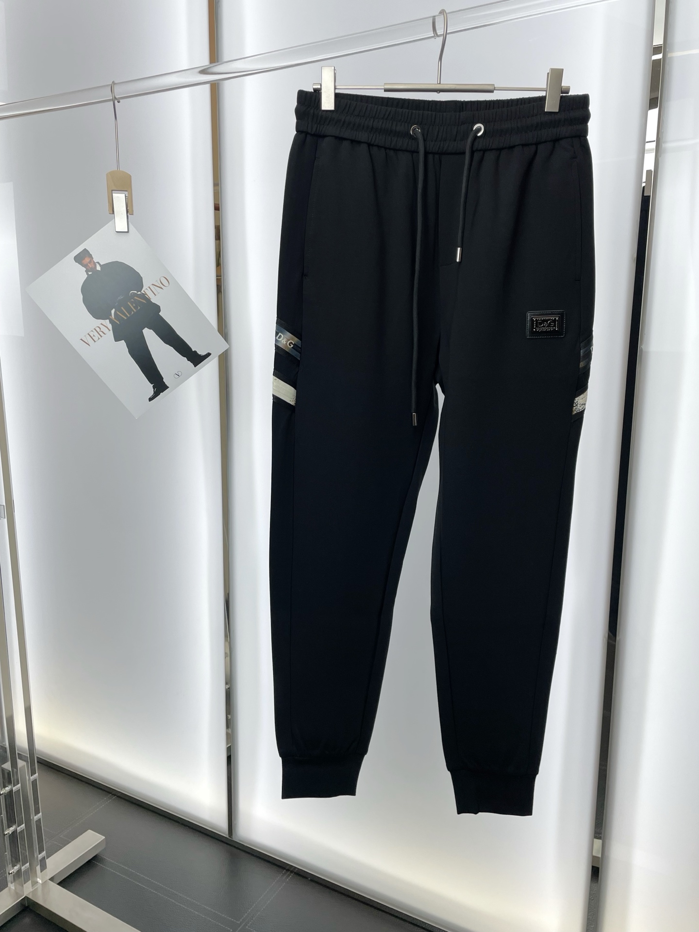 NO:607264,.Dolce&Gabbana’s new style is a must-have!  New casual pants, high-end version, counter-customized fabrics with high breathability and comfort, impeccable details, brand element design concept, reflecting high quality. It feels delicate and soft!  It presents a casual cut and the upper body shape is awesome!  Size M-3XL,,Dolce&Gabbana,Dolce&Gabbana,alexander wang19860909.Dolce&Gabbana杜嘉班纳砸锅卖铁都要上的新款！新款休闲裤 高端版本 专柜定制面料 透气舒适度高,细节无可挑剔,品牌元素设计理念,体现高品质.手感细腻柔软！呈现休闲裁剪,上身版型超赞！码数M-3XL,,Dolce&Gabbana,Dolce&Gabbana,alexander wang,Men's clothing