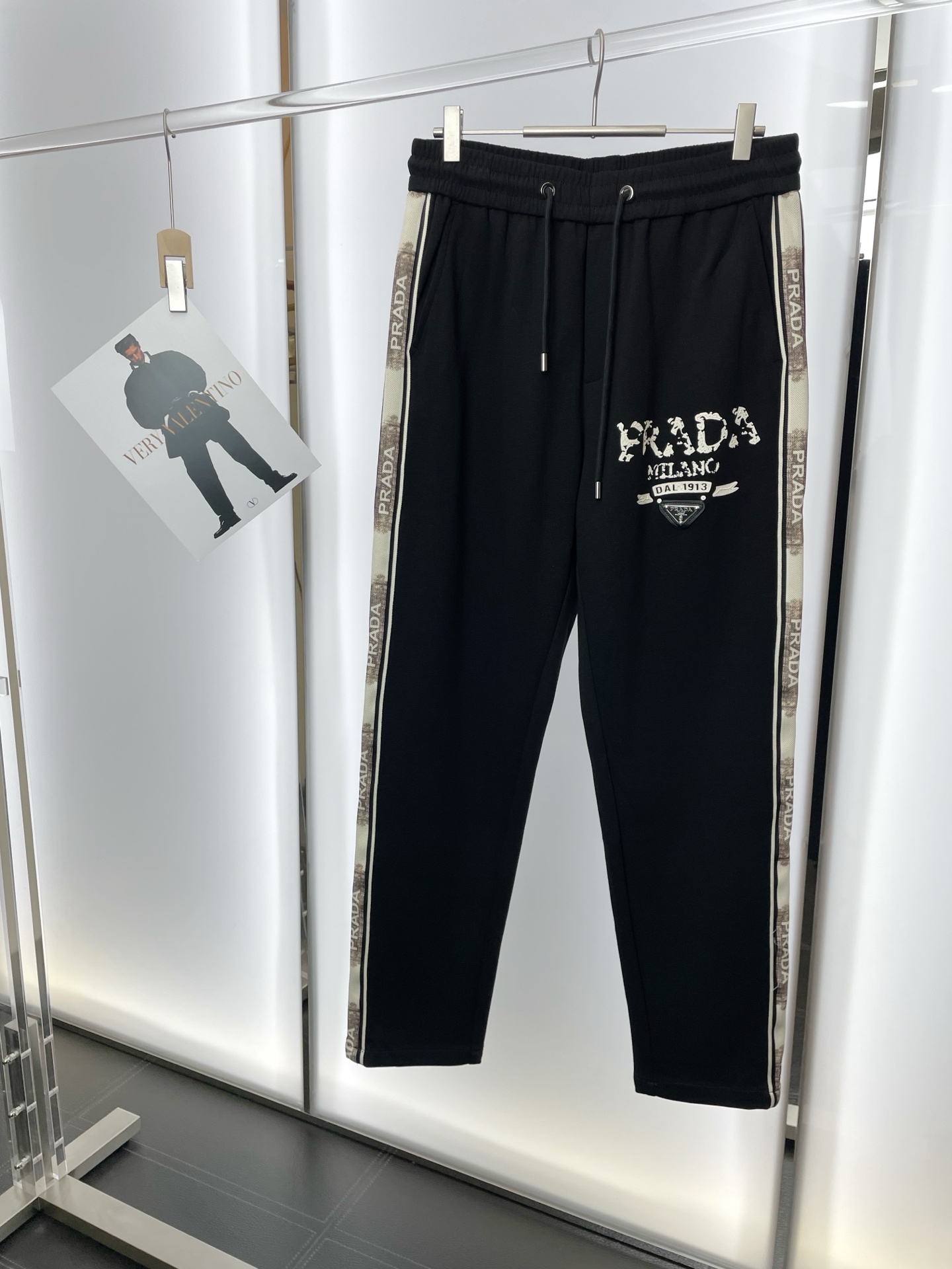 NO:607268,.Prada is a new model that will sell everything!  New casual pants, high-end version, counter-customized fabrics with high breathability and comfort, impeccable details, brand element design concept, reflecting high quality. It feels delicate and soft!  It presents a casual cut and the upper body shape is awesome!  Size M-3XL,,prada,prada,alexander wang19860909.Prada普拉达砸锅卖铁都要上的新款！新款休闲裤 高端版本 专柜定制面料 透气舒适度高,细节无可挑剔,品牌元素设计理念,体现高品质.手感细腻柔软！呈现休闲裁剪,上身版型超赞！码数M-3XL,,prada,prada,alexander wang,Men's clothing