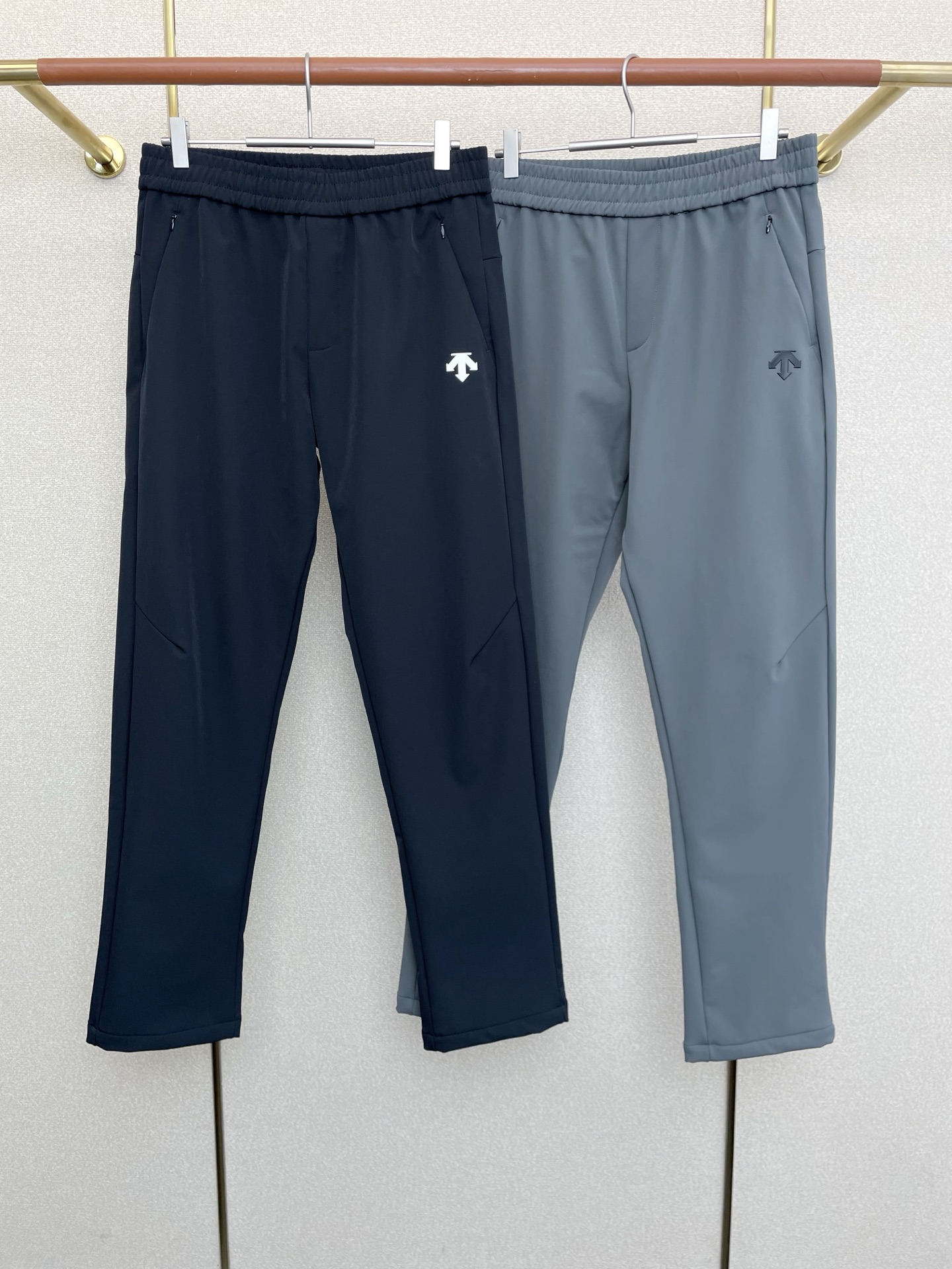 NO:607283,.DESCENTE is a new style that Desante will sell at all costs!  New casual pants high-end version!  The lining is made of velvet counter-customized fabric with high breathability and comfort, impeccable details, and brand element design concept, reflecting high quality. It feels delicate and soft!  It presents a casual cut and the upper body shape is awesome!  Size M-4XL,,alexander wang19860909.DESCENTE迪桑特砸锅卖铁都要上的新款！新款休闲裤 高端版本！内里加绒专柜定制面料 透气舒适度高,细节无可挑剔,品牌元素设计理念,体现高品质.手感细腻柔软！呈现休闲裁剪,上身版型超赞！码数M-4XL,,alexander wang,Men's clothing