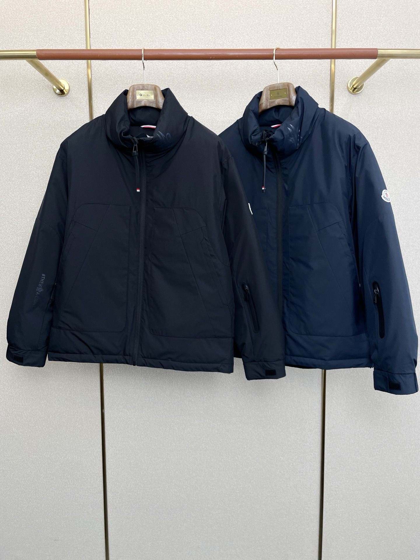 NO:607257,.Down Jacket-Moncler’s new style that everyone must buy!  The new stand-collar down jacket for autumn and winter. The trading company channel rarely sells essential warm items for cooling weather. It can be worn for daily or outdoor sports. It is wear-resistant, scratch-resistant and easy to care for. The interior is equipped with high-quality white goose down filling. It is paired with large square quilting technology to create a fluffy and full overall effect. It also has a strong thermal insulation and temperature locking effect, so that you are not afraid of the cold outdoor weather in autumn and winter! Size M-3XL, Moncler, down jacket, alexander wang19860909.羽绒服-Moncler蒙口砸锅卖铁都要上的新款！秋冬新款立领羽绒服 贸易公司渠道稀出降温天气必备的保暖单品,不论是日常还是户外运动都能穿.耐磨防刮易打理,内里配置优质白鹅绒埴充,在搭配大方格绗缝工艺,打造蓬松饱满的整体效果,兼顾强悍的保暖锁温效果,让你无惧秋冬季寒冷的户外天气! 尺码M-3XL,,Moncler,down jacket,alexander wang,Men's clothing