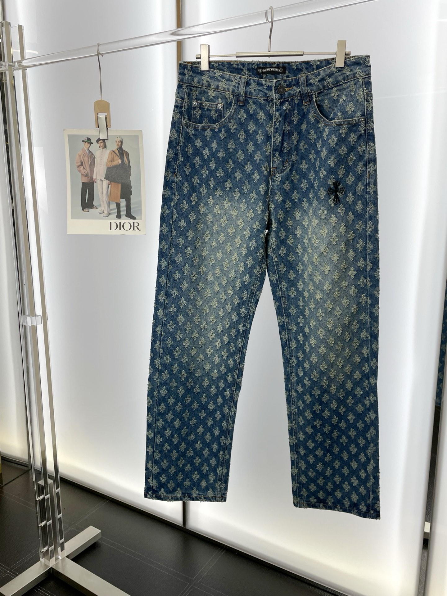 NO:607252,.Chrome hearts are a new style that everyone will buy!  New high-end version of casual jeans!  Custom-made fabrics at the counter are highly breathable and comfortable, with impeccable details and brand element design concepts, reflecting high quality. It feels delicate and soft!  It presents a casual cut and the upper body shape is awesome!  Code number 29-40,,chrome hearts,chrome hearts,jeans,alexander wang19860909.Chrome hearts克罗心砸锅卖铁都要上的新款！新款 休闲牛仔裤高端版本！专柜定制面料 透气舒适度高,细节无可挑剔,品牌元素设计理念,体现高品质.手感细腻柔软！呈现休闲裁剪,上身版型超赞！码数29-40,,chrome hearts,chrome hearts,jeans,alexander wang,Men's clothing