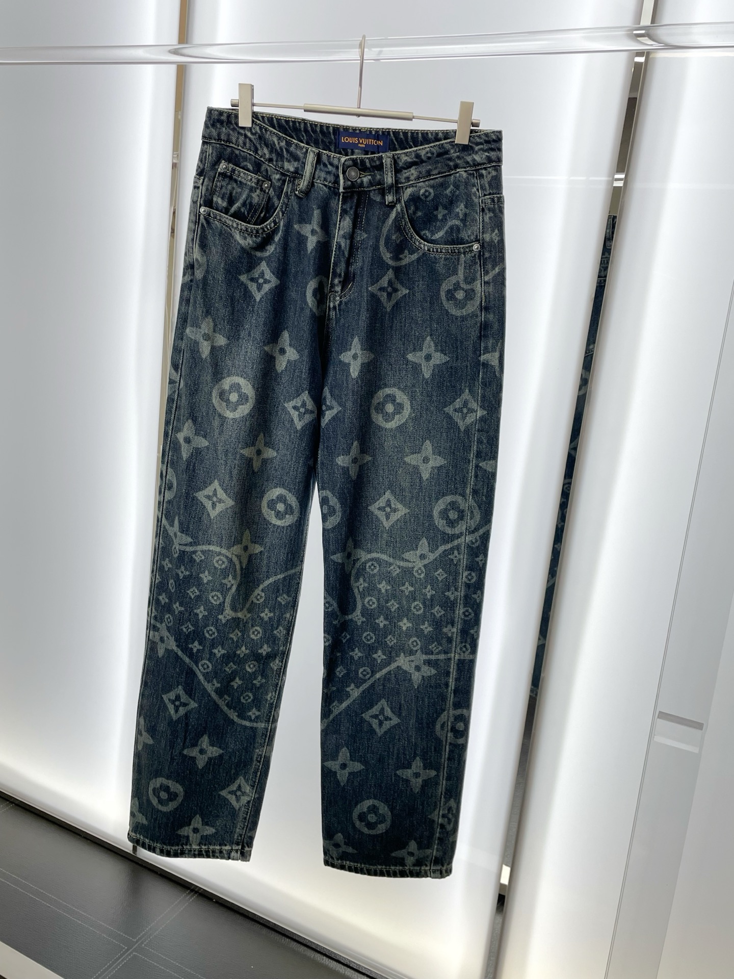 NO:607256,.Louis Vuitton Louis Vuitton’s new style is a must-have!  New high-end version of casual jeans!  Custom-made fabrics at the counter are highly breathable and comfortable, with impeccable details and brand element design concepts, reflecting high quality. It feels delicate and soft!  It presents a casual cut and the upper body shape is awesome!  Code number 29-40,,louis vuitton,louis vuitton,jeans,alexander wang19860909.Louis Vuitton路易威登砸锅卖铁都要上的新款！新款 休闲牛仔裤高端版本！专柜定制面料 透气舒适度高,细节无可挑剔,品牌元素设计理念,体现高品质.手感细腻柔软！呈现休闲裁剪,上身版型超赞！码数29-40,,louis vuitton,louis vuitton,jeans,alexander wang,Men's clothing