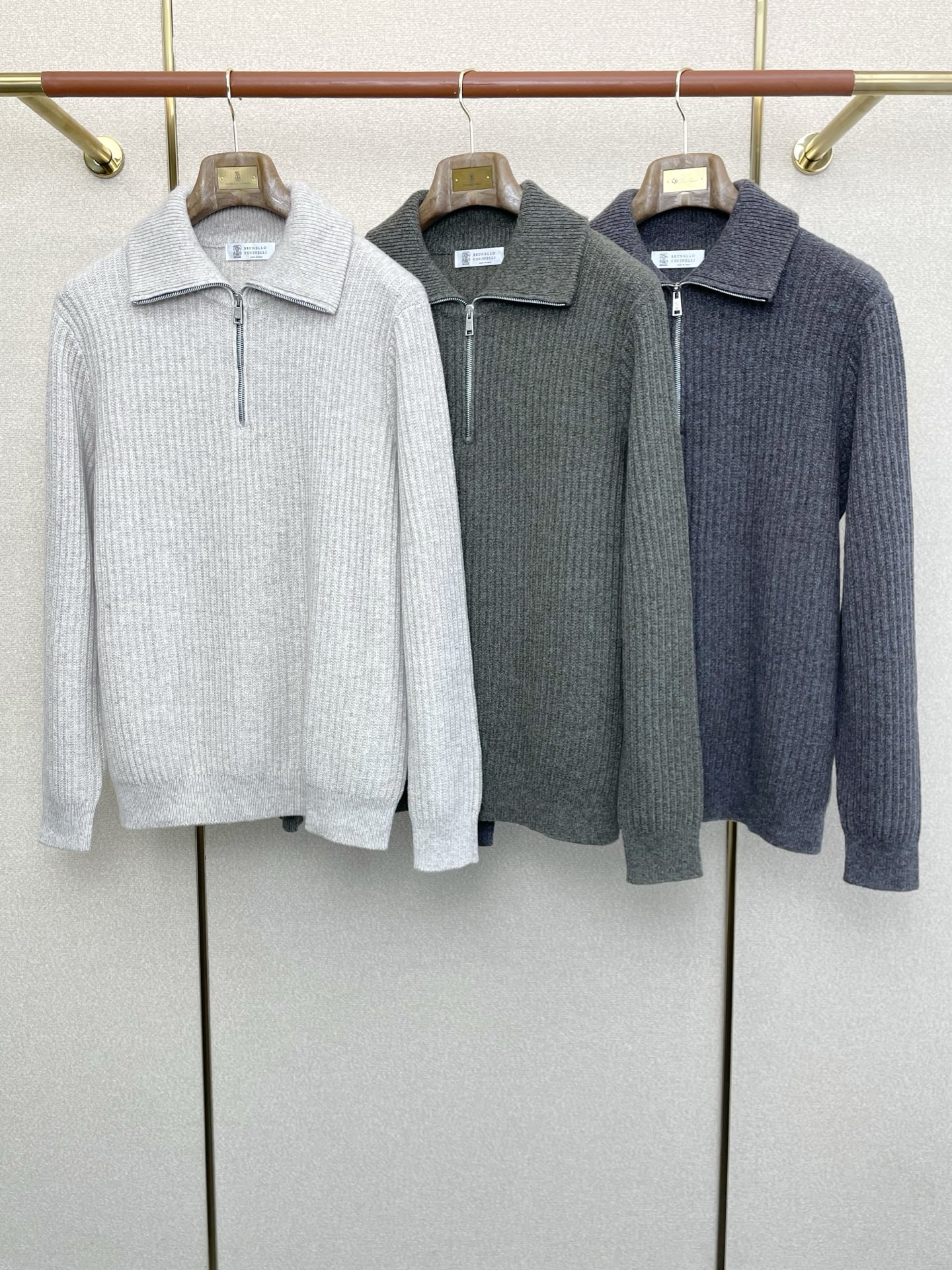 NO:607323,.BC-Brunello Cucinali Brunello Cucinelli’s new model is a must-have!  New original men's casual sweater, high-end customization, high-end version, fashionable and versatile, popular imported fabrics, super soft and delicate to the touch, skin-friendly and comfortable to wear, high-end boutique, the upper body is exquisitely made by the factory, a must-have item for men, complete with three standards, size M-3XL, brunello cucinelli, sweaters, alexander wang19860909.BC-Brunello Cucinali布鲁内洛·库奇内利砸锅卖铁都要上的新款！新款原单男士休闲毛衣 高端定制 高端版本 时尚百搭爆款进口面料 手感超柔软细腻 穿着亲肤舒适 高端精品 代工厂精细做上身非常赞 男士必备单品 三标齐全 码数M-3XL,,brunello cucinelli,sweaters,alexander wang,Men's clothing