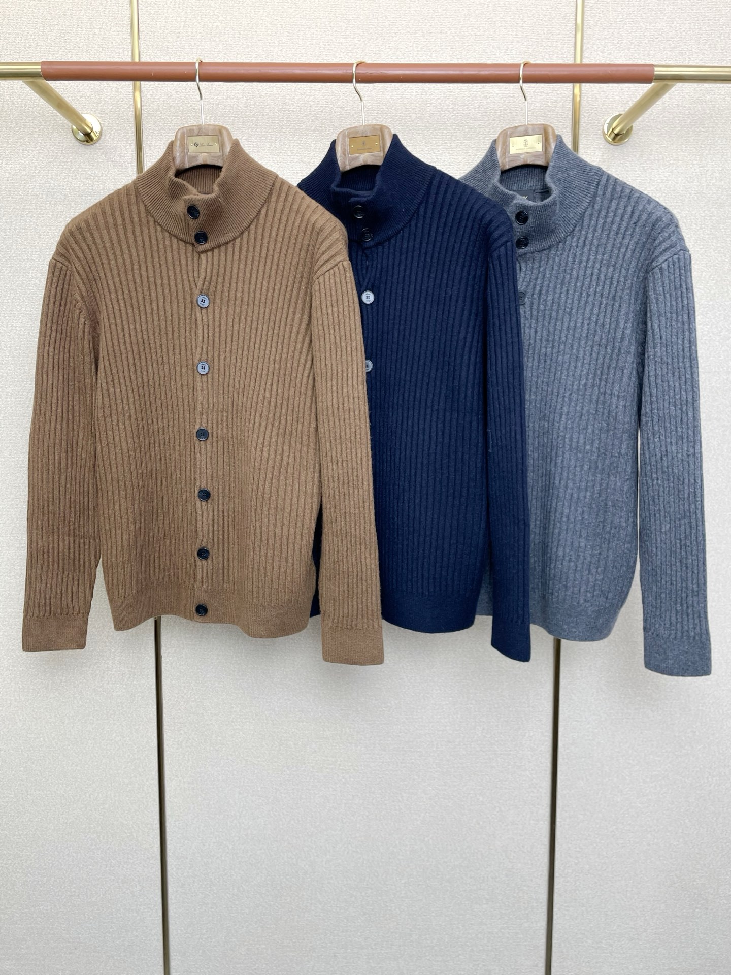 NO:607294,.Brioni Brioni is a new style that everyone will buy!  New original men's casual sweater, high-end customization, high-end version, fashionable and versatile, popular imported fabrics, super soft and delicate to the touch, skin-friendly and comfortable to wear, high-end boutique, exquisite upper body made by the factory, very good, a must-have item for men, complete with three standards, size M-3XL,,sweaters,alexander wang19860909.Brioni布里奥尼砸锅卖铁都要上的新款！新款原单男士休闲毛衣 高端定制 高端版本 时尚百搭爆款进口面料 手感超柔软细腻 穿着亲肤舒适 高端精品 代工厂精细做上身非常赞 男士必备单品 三标齐全 码数M-3XL,,sweaters,alexander wang,Men's clothing