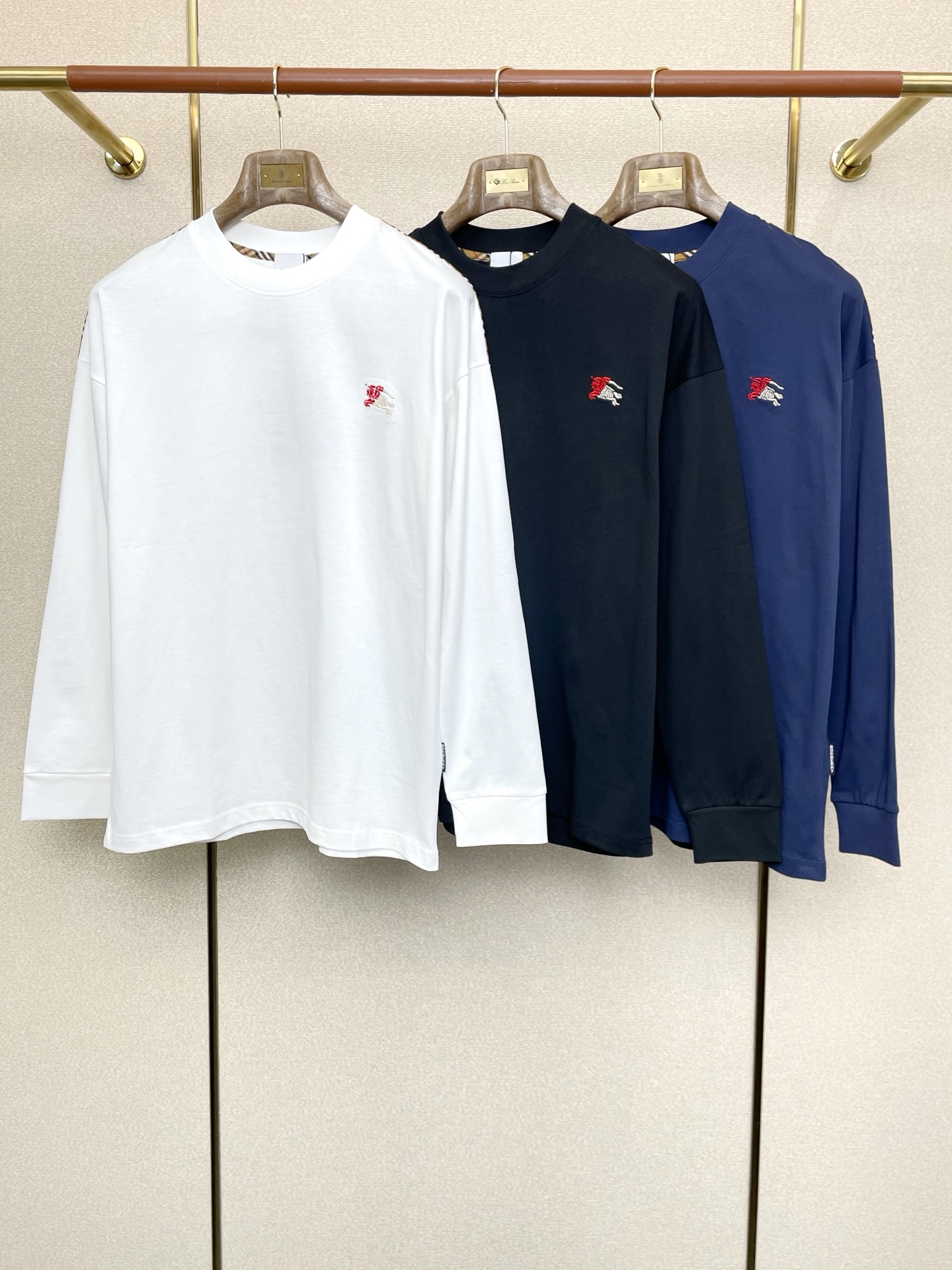 NO:607293,.Burberry’s new style is a must-have!  New original men's casual long sleeves, high-end customization, high version, fashionable and versatile original imported fabrics, logo pattern design on the chest, super soft and delicate feel, skin-friendly and comfortable to wear, high-end boutique, factory-made fine upper body is very good, men's must-have items, complete three standards, size M-3XL,, burberry, burberry, alexander wang19860909.Burberry巴宝莉砸锅卖铁都要上的新款！新款原单男士休闲长袖 高端定制 高版本 时尚百搭爆款原版进口面料 胸前logo图案设计 手感超柔软细腻 穿着亲肤舒适 高端精品 代工厂精细做上身非常赞 男士必备单品 三标齐全 码数M-3XL,,burberry,burberry,alexander wang,Men's clothing