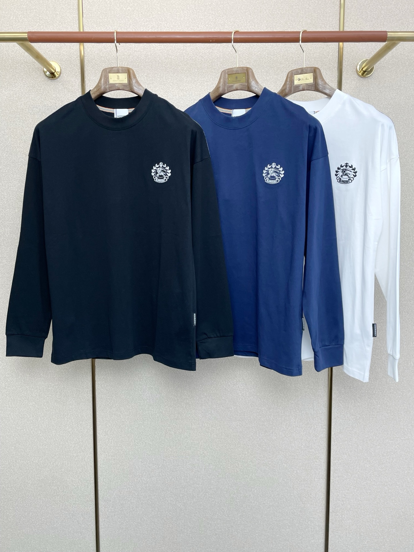 NO:607332,.Burberry’s new style is a must-have!  New original men's casual long sleeves, high-end customization, high version, fashionable and versatile original imported fabrics, logo pattern design on the chest, super soft and delicate feel, skin-friendly and comfortable to wear, high-end boutique, factory-made fine upper body is very good, men's must-have items, complete three standards, size M-3XL,, burberry, burberry, alexander wang19860909.Burberry巴宝莉砸锅卖铁都要上的新款！新款原单男士休闲长袖 高端定制 高版本 时尚百搭爆款原版进口面料 胸前logo图案设计 手感超柔软细腻 穿着亲肤舒适 高端精品 代工厂精细做上身非常赞 男士必备单品 三标齐全 码数M-3XL,,burberry,burberry,alexander wang,Men's clothing