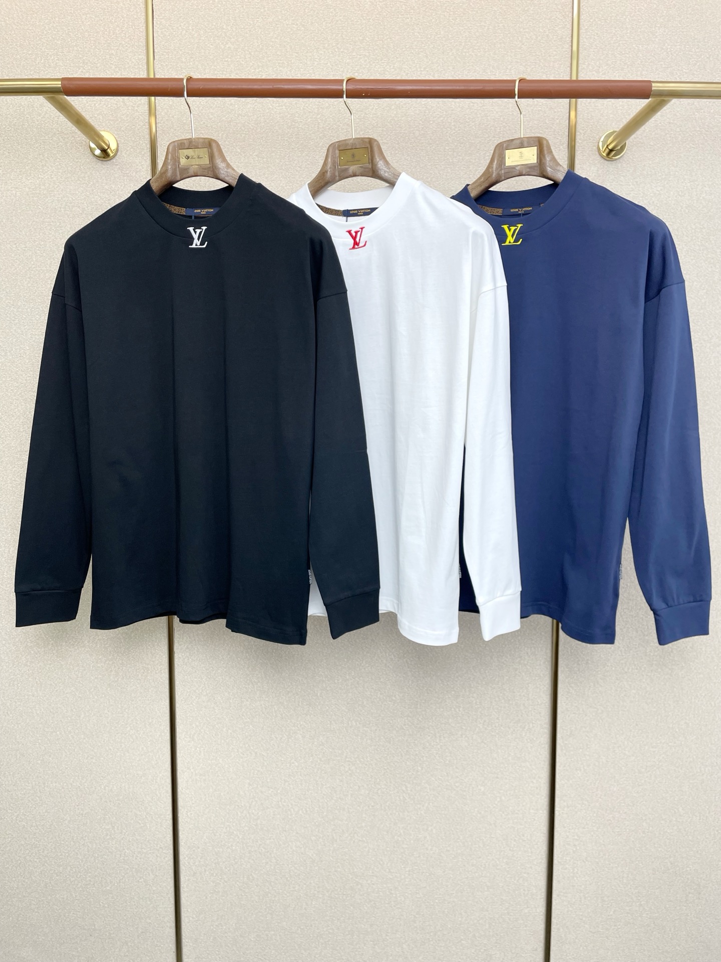 NO:607303,.Louis Vuitton Louis Vuitton’s new style is a must-have!  New original men's casual long sleeves, high-end customization, high version, fashionable and versatile original imported fabrics, logo pattern design on the chest, super soft and delicate feel, skin-friendly and comfortable to wear, high-end boutique, the upper body is exquisitely made by the factory, a must-have item for men, complete with three standards, size M-3XL,, louis vuitton, louis vuitton, alexander wang19860909.Louis Vuitton路易威登砸锅卖铁都要上的新款！新款原单男士休闲长袖 高端定制 高版本 时尚百搭爆款原版进口面料 胸前logo图案设计 手感超柔软细腻 穿着亲肤舒适 高端精品 代工厂精细做上身非常赞 男士必备单品 三标齐全 码数M-3XL,,louis vuitton,louis vuitton,alexander wang,Men's clothing