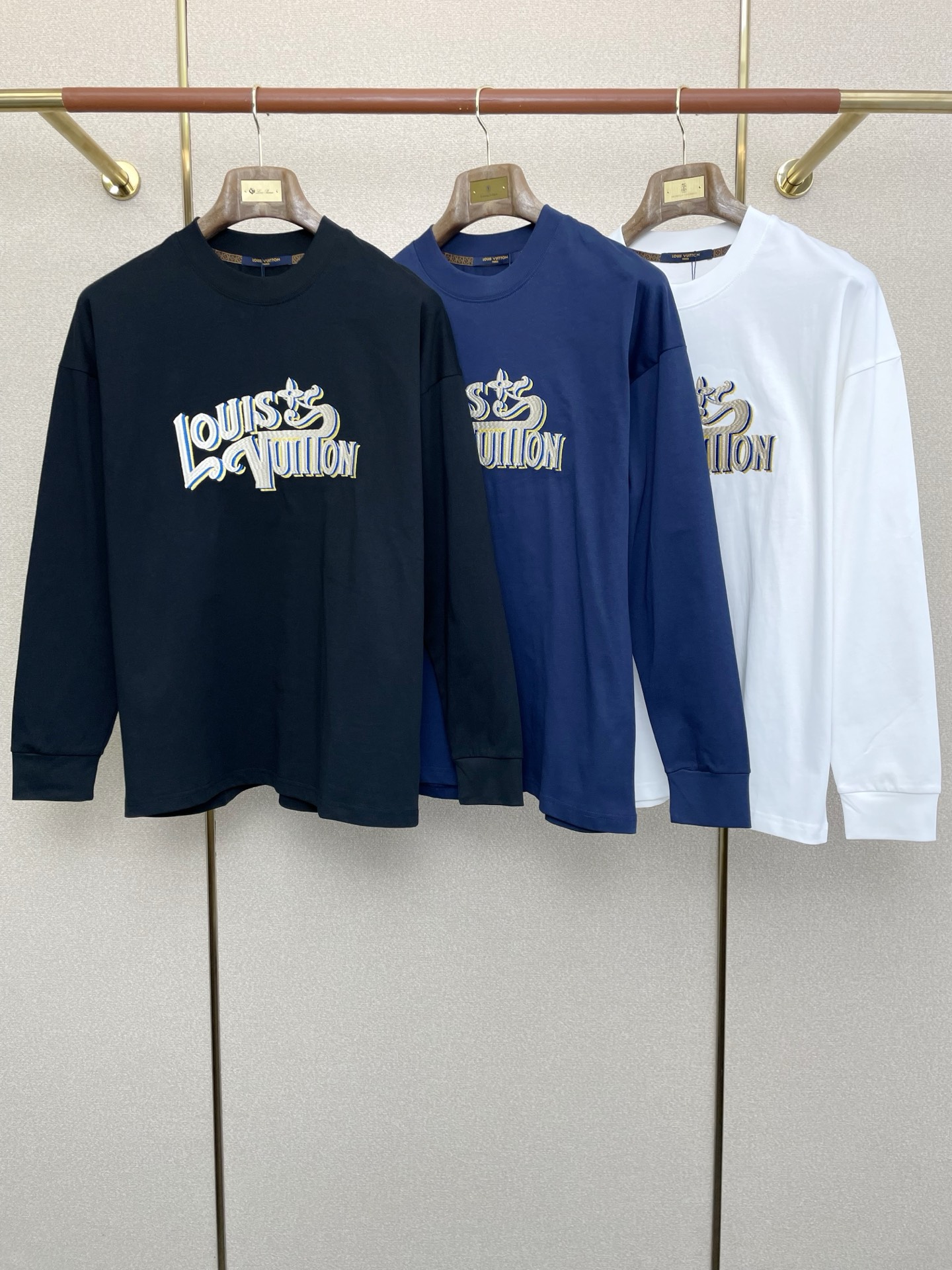 NO:607314,.Louis Vuitton Louis Vuitton’s new style is a must-have!  New original men's casual long sleeves, high-end customization, high version, fashionable and versatile original imported fabrics, logo pattern design on the chest, super soft and delicate feel, skin-friendly and comfortable to wear, high-end boutique, the upper body is exquisitely made by the factory, a must-have item for men, complete with three standards, size M-3XL,, louis vuitton, louis vuitton, alexander wang19860909.Louis Vuitton路易威登砸锅卖铁都要上的新款！新款原单男士休闲长袖 高端定制 高版本 时尚百搭爆款原版进口面料 胸前logo图案设计 手感超柔软细腻 穿着亲肤舒适 高端精品 代工厂精细做上身非常赞 男士必备单品 三标齐全 码数M-3XL,,louis vuitton,louis vuitton,alexander wang,Men's clothing
