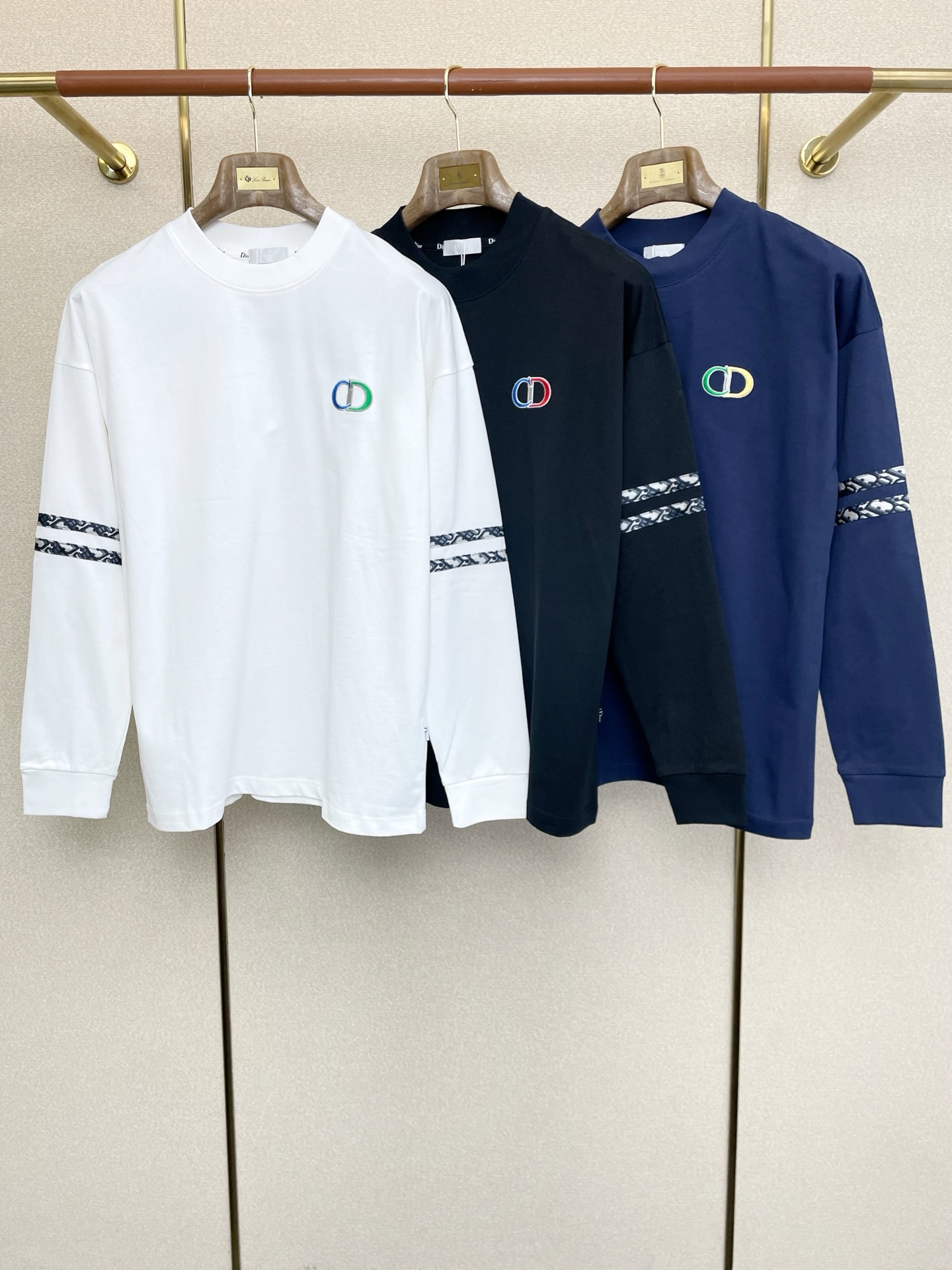 NO:607326,.Dior’s new style is a must-have!  New original men's casual long sleeves, high-end customization, high version, fashionable and versatile, popular original imported fabrics, chest logo pattern design, super soft and delicate feel, skin-friendly and comfortable to wear, high-end boutique, the upper body is exquisitely made by the factory, a must-have item for men, complete with three standards, size M-3XL, dior, dior, alexander wang19860909.Dior迪奥砸锅卖铁都要上的新款！新款原单男士休闲长袖 高端定制 高版本 时尚百搭爆款原版进口面料 胸前logo图案设计 手感超柔软细腻 穿着亲肤舒适 高端精品 代工厂精细做上身非常赞 男士必备单品 三标齐全 码数M-3XL,,dior,dior,alexander wang,Men's clothing