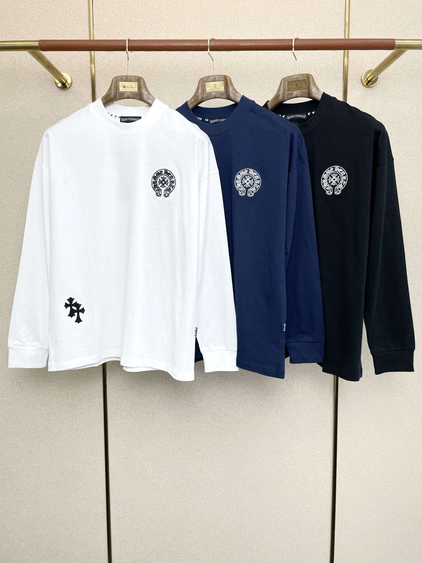 NO:607305,.Chrome hearts are a new style that everyone will buy!  New original men's casual long sleeves, high-end customization, high version, fashionable and versatile original imported fabrics, chest logo pattern design, super soft and delicate feel, skin-friendly and comfortable to wear, high-end boutique, the upper body is exquisitely made by the factory, a must-have item for men, complete with three standards, size M-3XL, chrome hearts, chrome hearts, alexander wang19860909.Chrome hearts克罗心砸锅卖铁都要上的新款！新款原单男士休闲长袖 高端定制 高版本 时尚百搭爆款原版进口面料 胸前logo图案设计 手感超柔软细腻 穿着亲肤舒适 高端精品 代工厂精细做上身非常赞 男士必备单品 三标齐全 码数M-3XL,,chrome hearts,chrome hearts,alexander wang,Men's clothing