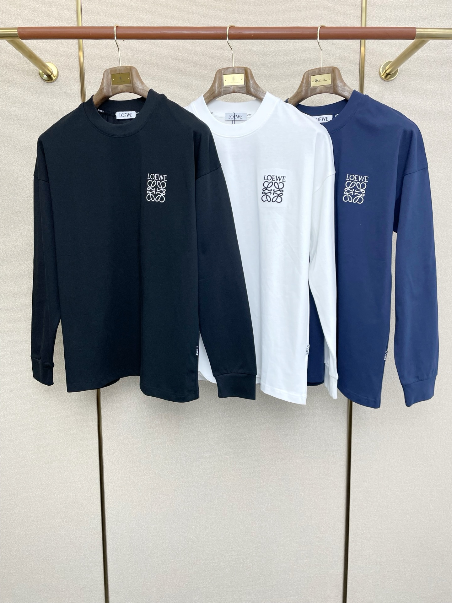 NO:607317,.LOEWE Luo Yiwei's new style is a must-have!  New original men's casual long sleeves, high-end customization, high version, fashionable and versatile, popular original imported fabrics, logo pattern design on the chest, super soft and delicate feel, skin-friendly and comfortable to wear, high-end boutique, the upper body is exquisitely made by the factory, a must-have item for men, complete with three standards, size M-3XL,,loewe,loewe,alexander wang19860909.LOEWE罗意威砸锅卖铁都要上的新款！新款原单男士休闲长袖 高端定制 高版本 时尚百搭爆款原版进口面料 胸前logo图案设计 手感超柔软细腻 穿着亲肤舒适 高端精品 代工厂精细做上身非常赞 男士必备单品 三标齐全 码数M-3XL,,loewe,loewe,alexander wang,Men's clothing