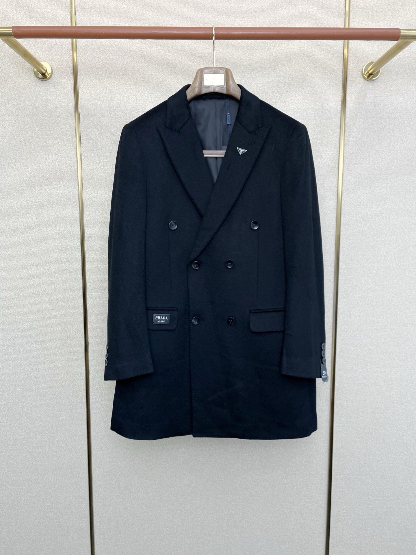 NO:607361,.Mid-length coat - Prada’s new style that everyone must buy!  The new original men's wool double-sided woolen coat, long woolen coat, is available exclusively at the channel. The high-end goods are synchronized with the official website counter. Simple and classic, popular style. Simple, neat and refreshing business, the quality workmanship details can withstand any form of inspection, definitely produced by a major factory, presenting a brand new look, giving you a unique upper body experience!  All have gone through a strict selection process, original custom-made buttons, simple, elegant and versatile styles. The upper body is elegant and handsome, giving you a brand new sense of sight!  The appearance is incomparable, the details are in place, the upper body is not picky, it is a must-have for your own use. The size is 46-56, prada, prada, jackets & coats, alexander wang19860909.中长款大衣- Prada普拉达砸锅卖铁都要上的新款！新款原单男士羊毛双面呢大衣长款毛呢外套渠道特供 高端货官网柜台同步 简约经典大爆款.简洁利落又清爽商务,品质做工细节经得起任何形式检验,绝对大厂代工出品 呈现一种焕然一新,赋予你与众不同的上身体验！均经过严格的挑选工序,原版定制纽扣,简约大方百搭款 上身优雅帅气,焕然一新的即视感！品相无敌,细节都很到位,上身不挑人,必入的自留款.码数46-56,,prada,prada,jackets & coats,alexander wang,Men's clothing