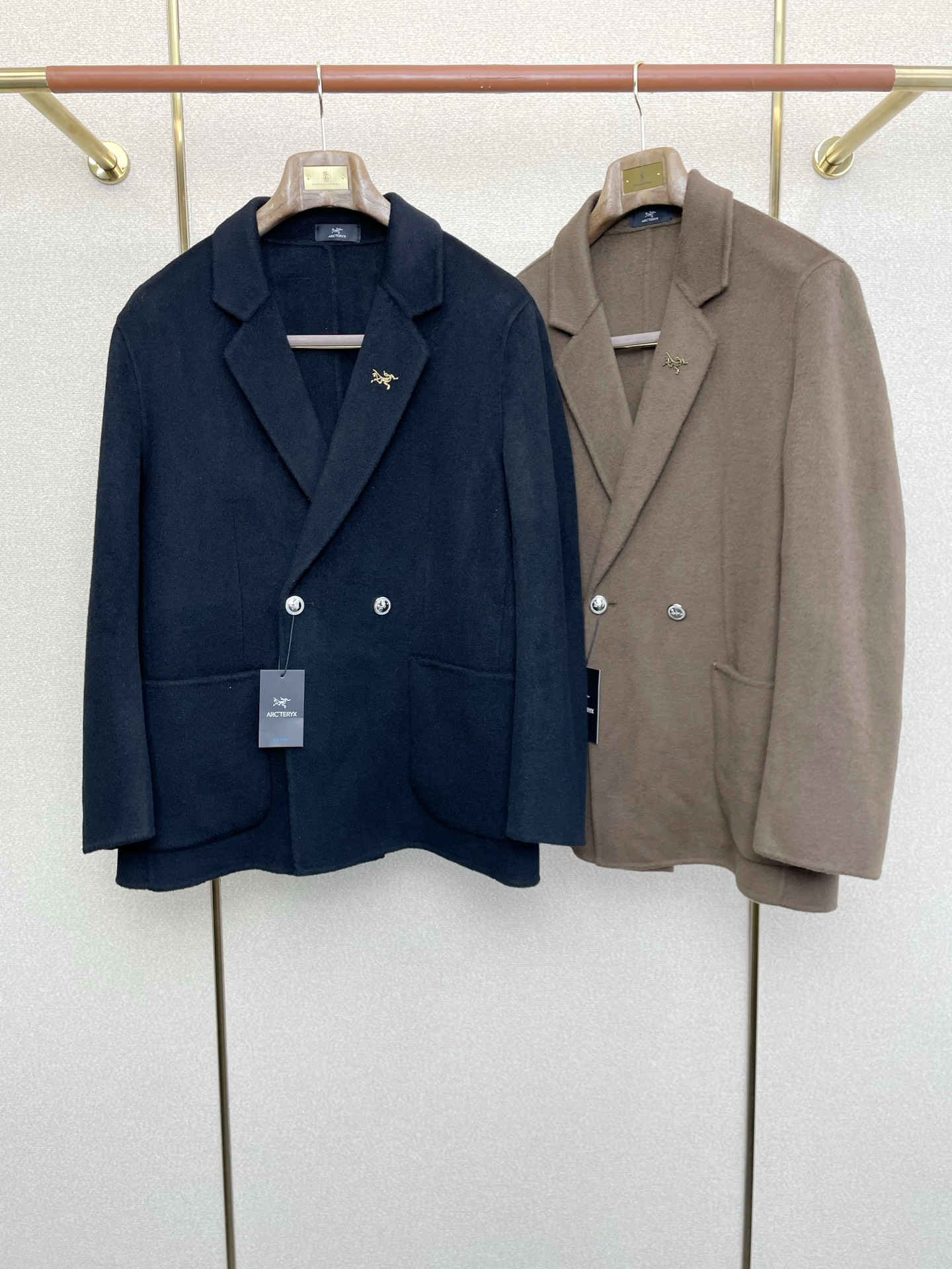 NO:607329,.Short coat-Arc’teryx’s new style is a must-have!  The new original men's wool double-sided woolen coat and short woolen coat are exclusively available at the channel. The high-end goods are synchronized with the official website counter. Simple and classic popular style. Simple, neat and refreshing business, the quality workmanship details can withstand any form of inspection, definitely produced by a major factory, presenting a brand new look, giving you a unique upper body experience!  All have gone through a strict selection process, original custom-made buttons, simple, elegant and versatile styles. The upper body is elegant and handsome, giving you a brand new sense of sight!  The appearance is incomparable, the details are in place, the upper body is not picky, it is a must-have for your own use. The code number is 46-56, arc'teryx, jackets & coats, alexander wang19860909.短款大衣-Arc’teryx始祖鸟砸锅卖铁都要上的新款！新款原单男士羊毛双面呢大衣短款毛呢外套渠道特供 高端货官网柜台同步 简约经典大爆款.简洁利落又清爽商务,品质做工细节经得起任何形式检验,绝对大厂代工出品 呈现一种焕然一新,赋予你与众不同的上身体验！均经过严格的挑选工序,原版定制纽扣,简约大方百搭款 上身优雅帅气,焕然一新的即视感！品相无敌,细节都很到位,上身不挑人,必入的自留款.码数46-56,arc'teryx,jackets & coats,alexander wang,Men's clothing