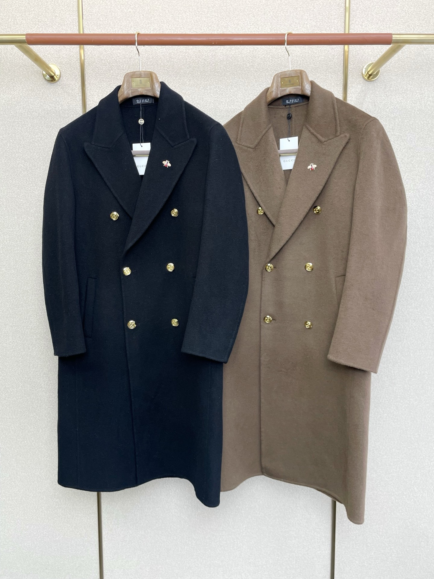 NO:607345,.Long coat - Gucci’s new style that everyone will buy!  The new original men's wool double-sided woolen coat, long woolen coat, is available exclusively at the channel. The high-end goods are synchronized with the official website counter. Simple and classic, popular style. Simple, neat and refreshing business, the quality workmanship details can withstand any form of inspection, definitely produced by a major factory, presenting a brand new look, giving you a unique upper body experience!  All have gone through a strict selection process, original custom-made buttons, simple, elegant and versatile styles. The upper body is elegant and handsome, giving you a brand new sense of sight!  The appearance is incomparable, the details are in place, the upper body is not picky, it is a must-have for your own use. The size is 46-56,, gucci, gucci, jackets & coats, alexander wang19860909.长款大衣- Gucci古驰砸锅卖铁都要上的新款！新款原单男士羊毛双面呢大衣长款毛呢外套渠道特供 高端货官网柜台同步 简约经典大爆款.简洁利落又清爽商务,品质做工细节经得起任何形式检验,绝对大厂代工出品 呈现一种焕然一新,赋予你与众不同的上身体验！均经过严格的挑选工序,原版定制纽扣,简约大方百搭款 上身优雅帅气,焕然一新的即视感！品相无敌,细节都很到位,上身不挑人,必入的自留款.码数46-56,,gucci,gucci,jackets & coats,alexander wang,Men's clothing