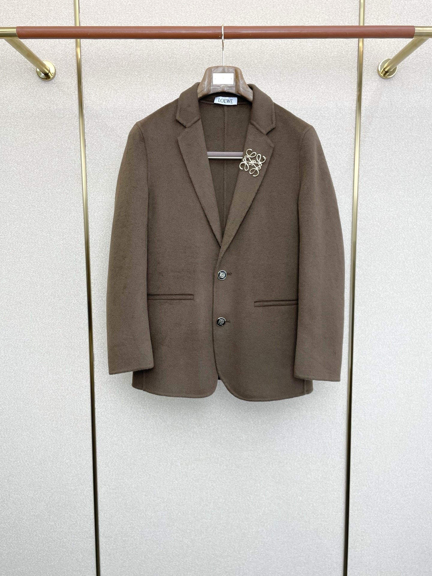 NO:607335,.Short coat-LOEWE's new style that everyone will buy!  The new original men's wool double-sided woolen coat and short woolen coat are exclusively available at the channel. The high-end goods are synchronized with the official website counter. Simple and classic popular style. Simple, neat and refreshing business, the quality workmanship details can withstand any form of inspection, definitely produced by a major factory, presenting a brand new look, giving you a unique upper body experience!  All have gone through a strict selection process, original custom-made buttons, simple, elegant and versatile styles. The upper body is elegant and handsome, giving you a brand new sense of sight!  The appearance is incomparable, the details are in place, the upper body is not picky, it is a must-have for your own use. The code number is 46-56,, loewe, loewe, jackets & coats, alexander wang19860909.短款大衣-LOEWE罗意威砸锅卖铁都要上的新款！新款原单男士羊毛双面呢大衣短款毛呢外套渠道特供 高端货官网柜台同步 简约经典大爆款.简洁利落又清爽商务,品质做工细节经得起任何形式检验,绝对大厂代工出品 呈现一种焕然一新,赋予你与众不同的上身体验！均经过严格的挑选工序,原版定制纽扣,简约大方百搭款 上身优雅帅气,焕然一新的即视感！品相无敌,细节都很到位,上身不挑人,必入的自留款.码数46-56,,loewe,loewe,jackets & coats,alexander wang,Men's clothing