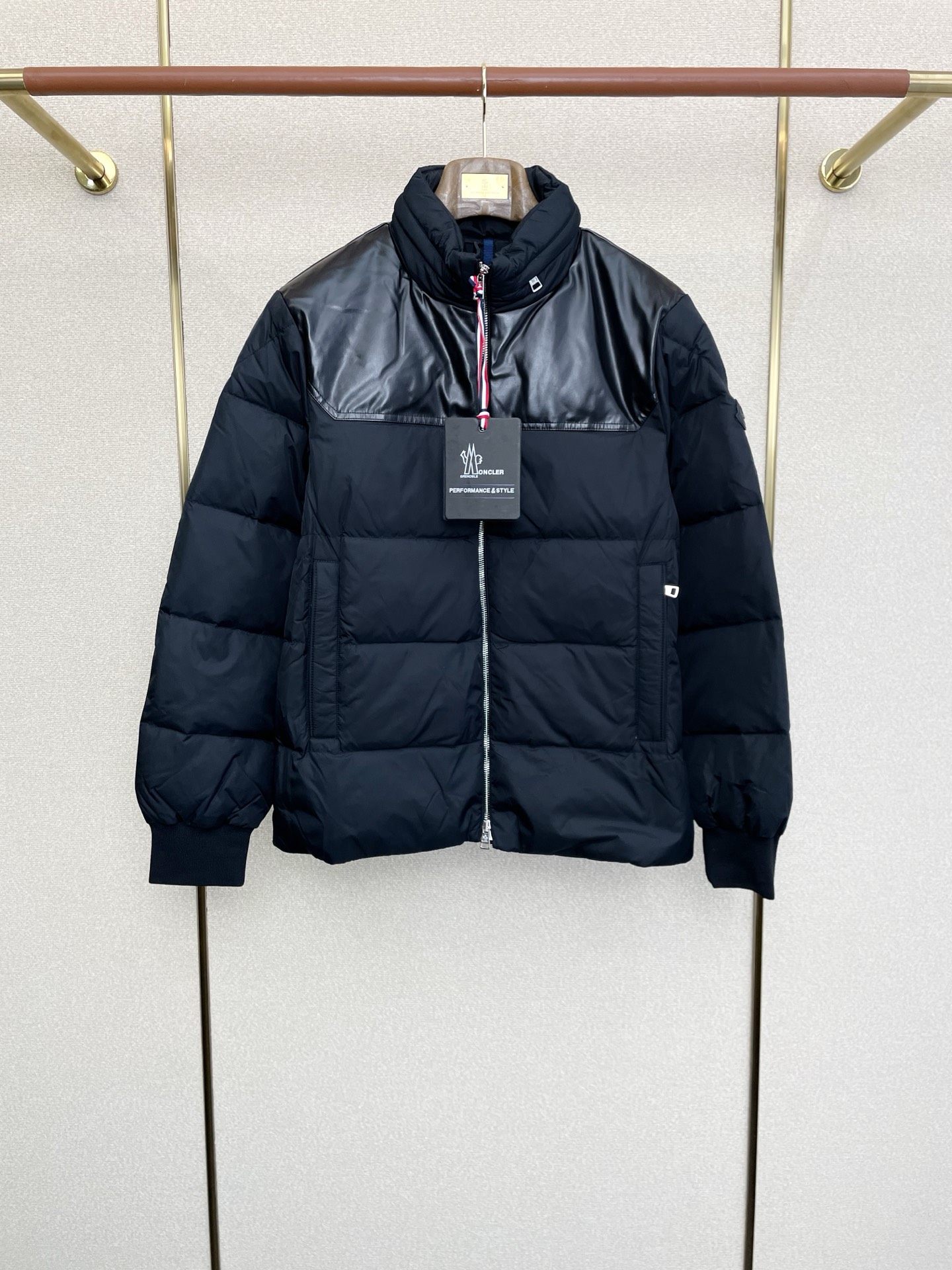 NO:607307,.Down Jacket-Moncler’s new style that everyone must buy! The latest fashionable hooded down jacket. A coat with a classic design and great looks. The quality is impeccable and you can buy it directly due to quality control. It is a high-end product that cannot be faulted! You can feel its powerful aura through the detailed pictures. It has a remarkable effect of gathering heat and keeping warm, so you don’t have to worry about getting a little chilly! Both fashionable and functional, the whole style looks more luxurious! Size 2-5,,Moncler,jackets & coats,down jacket,hats,alexander wang19860909.羽绒服-Moncler蒙口砸锅卖铁都要上的新款！最新时尚连帽羽绒服.经典设计感与颜值爆棚的外套,品质更是无法挑剔品控可以直接入手,不容过错的高端臻品！通过细节图片便可感受到它强悍的气场,聚温保暖效果显著,完全不用担心会有一点寒意！时尚与功能性兼备,整款显得更加的奢华大气！ 尺码2-5,,Moncler,jackets & coats,down jacket,hats,alexander wang,Men's clothing