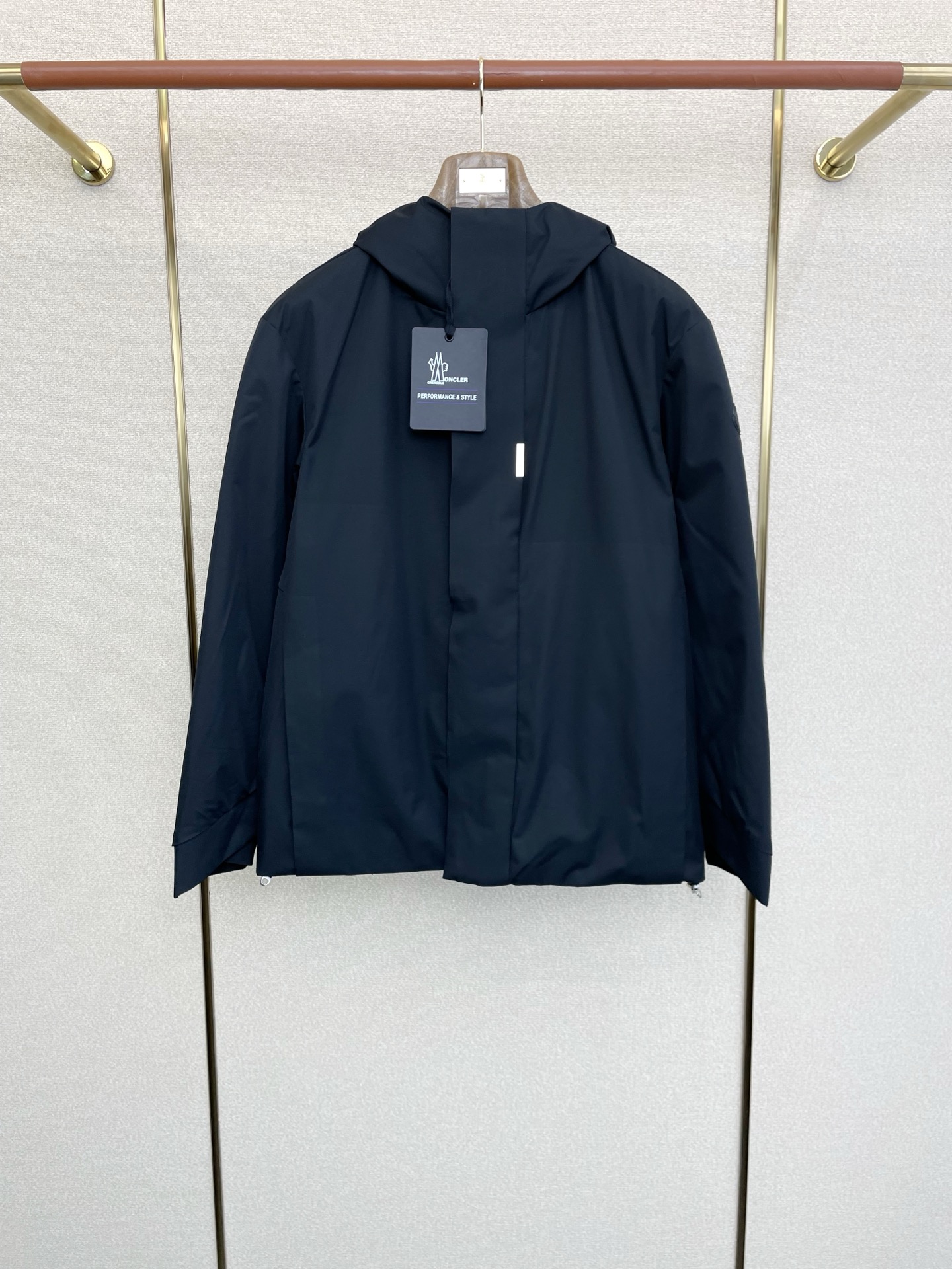 NO:607324,.Down Jacket-Moncler’s new style that everyone must buy! The latest fashionable hooded down jacket. A coat with a classic design and great looks. The quality is impeccable and you can buy it directly due to quality control. It is a high-end product that cannot be faulted! You can feel its powerful aura through the detailed pictures. It has a remarkable effect of gathering heat and keeping warm, so you don’t have to worry about getting a little chilly! Both fashionable and functional, the whole style looks more luxurious! Size M-3XL,,Moncler,jackets & coats,down jacket,hats,alexander wang19860909.羽绒服-Moncler蒙口砸锅卖铁都要上的新款！最新时尚连帽羽绒服.经典设计感与颜值爆棚的外套,品质更是无法挑剔品控可以直接入手,不容过错的高端臻品！通过细节图片便可感受到它强悍的气场,聚温保暖效果显著,完全不用担心会有一点寒意！时尚与功能性兼备,整款显得更加的奢华大气！ 尺码M-3XL,,Moncler,jackets & coats,down jacket,hats,alexander wang,Men's clothing