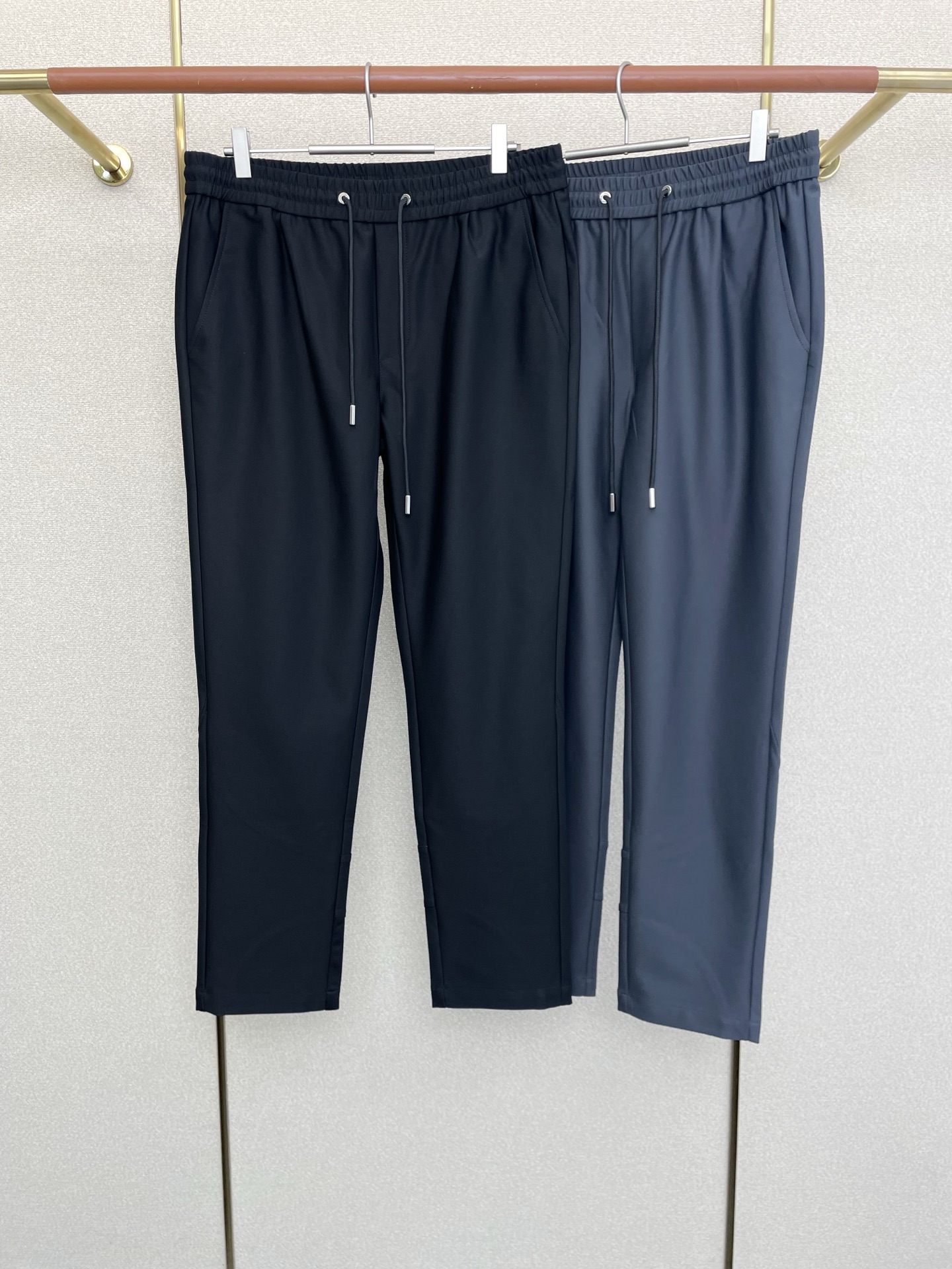 NO:607280,.Prada is a new model that will sell everything!  New casual pants high-end version!  Custom-made fabrics at the counter are highly breathable and comfortable, with impeccable details and brand element design concepts, reflecting high quality. It feels delicate and soft!  It presents a casual cut and the upper body shape is awesome!  Size: M-3XL,,prada,prada,alexander wang19860909.Prada普拉达砸锅卖铁都要上的新款！新款 休闲裤 高端版本！专柜定制面料 透气舒适度高,细节无可挑剔,品牌元素设计理念,体现高品质.手感细腻柔软！呈现休闲裁剪,上身版型超赞！码数: M-3XL,,prada,prada,alexander wang,Men's clothing