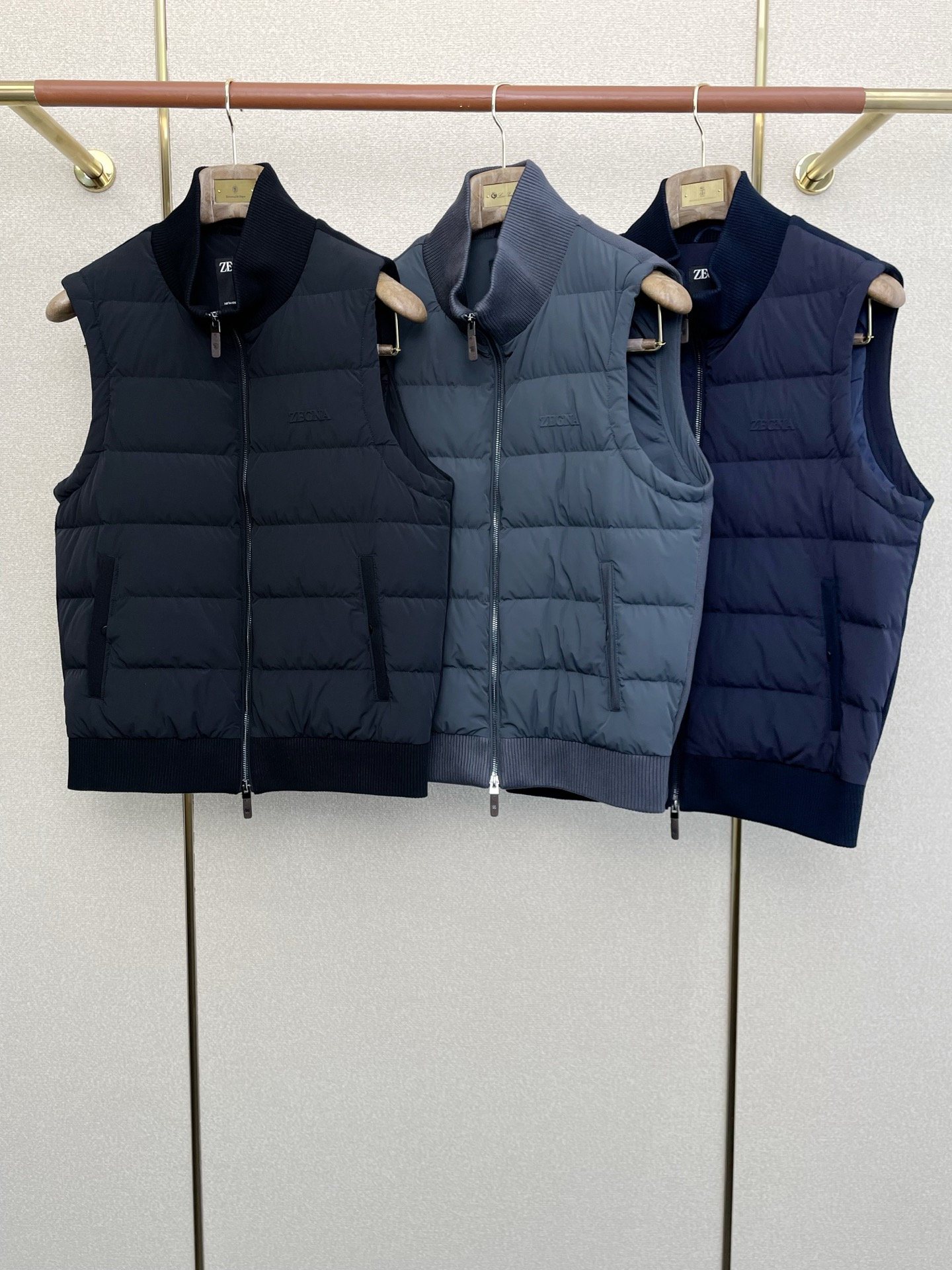 。羽绒服-ZEGNA杰尼亚💥砸锅卖铁都要上的新款！最新时尚羽绒马甲，经典设计感与颜值爆棚的外套，品质更是