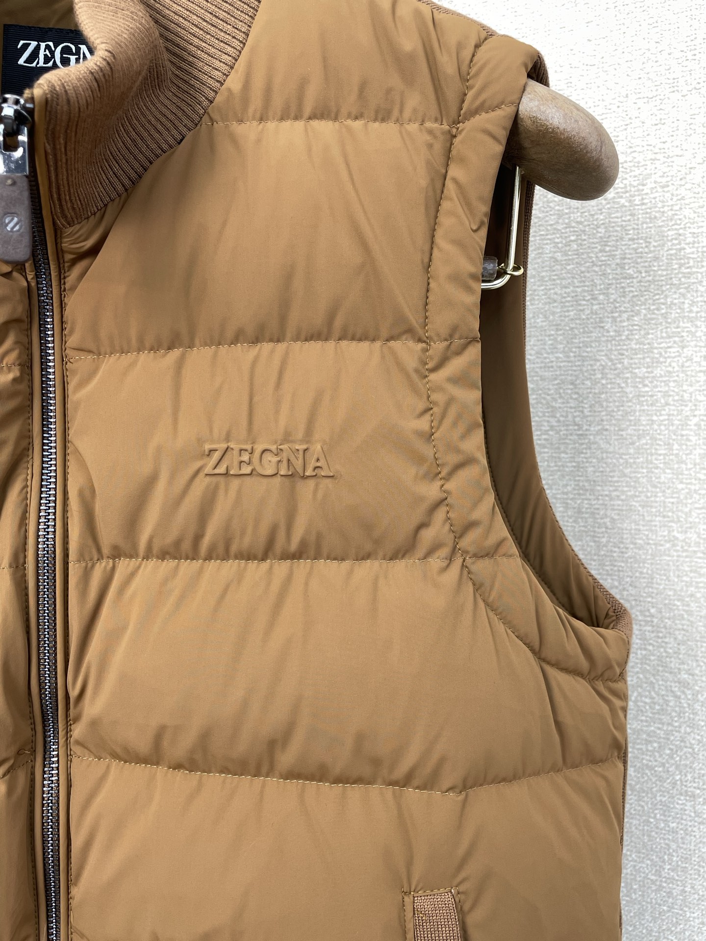 。羽绒服-ZEGNA杰尼亚💥砸锅卖铁都要上的新款！最新时尚羽绒马甲，经典设计感与颜值爆棚的外套，品质更是