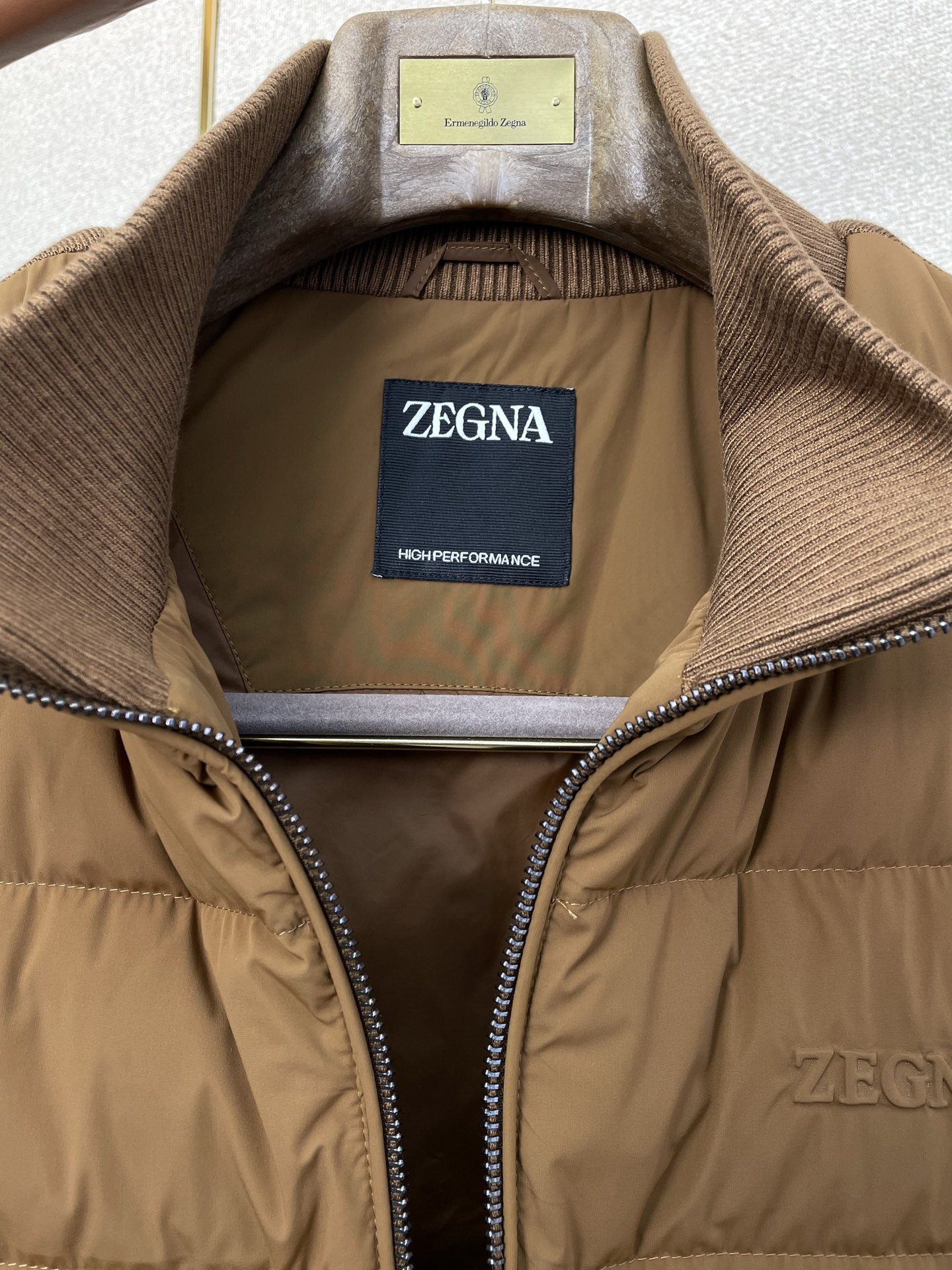 。羽绒服-ZEGNA杰尼亚💥砸锅卖铁都要上的新款！最新时尚羽绒马甲，经典设计感与颜值爆棚的外套，品质更是