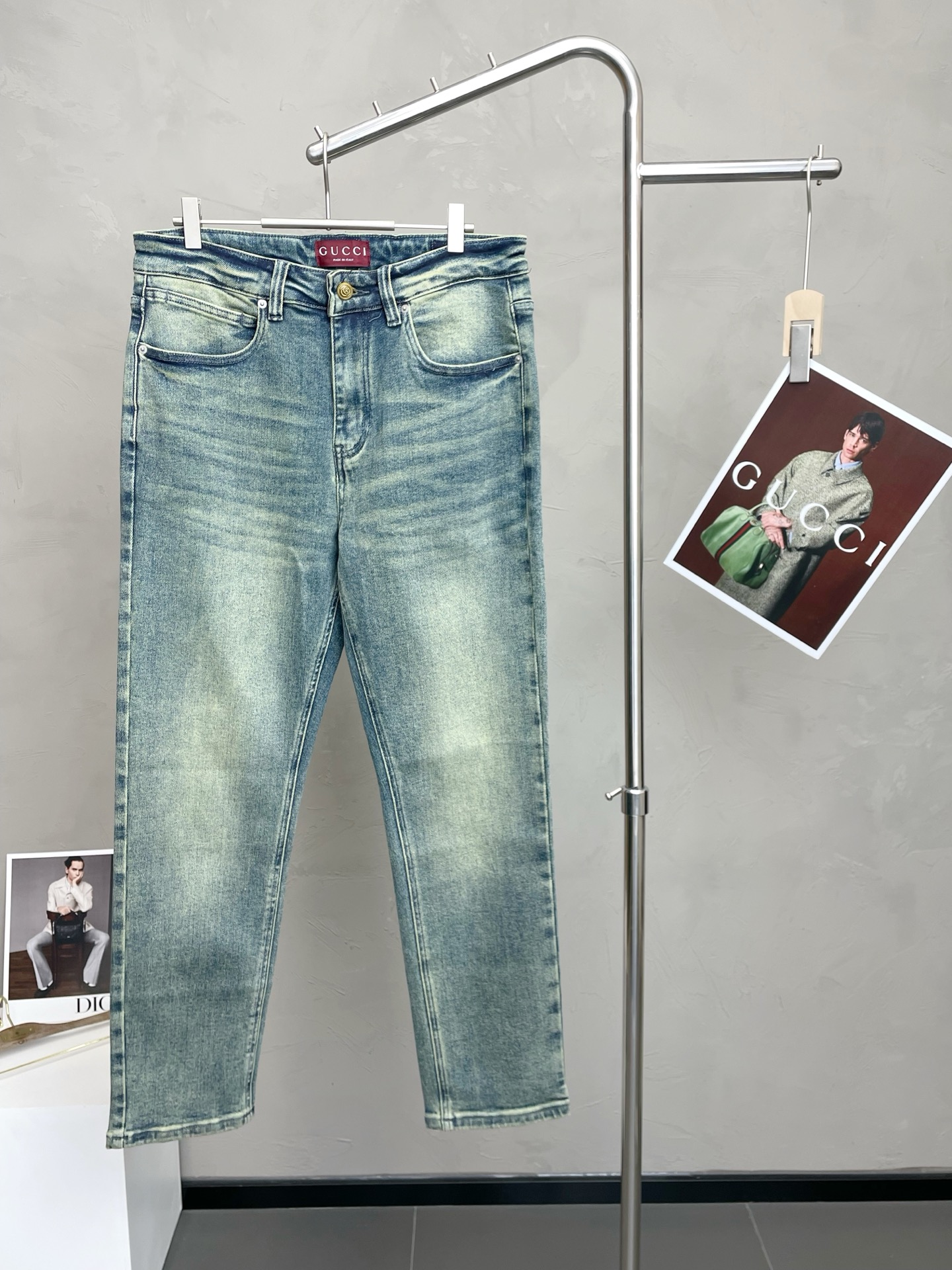 NO:601889,.Gucci exclusively offers new high-end versions of casual jeans, counter-customized fabrics with high breathability and comfort, impeccable details, brand element design concept, reflecting high quality. It feels delicate and soft!  It presents a casual cut and the upper body shape is awesome!  Code number 29-36,,gucci,gucci,jeans,alexander wang19860909.Gucci古驰独家专供新款 休闲牛仔裤高端版本 专柜定制面料 透气舒适度高,细节无可挑剔,品牌元素设计理念,体现高品质.手感细腻柔软！呈现休闲裁剪,上身版型超赞！码数29-36,,gucci,gucci,jeans,alexander wang,Men's clothing