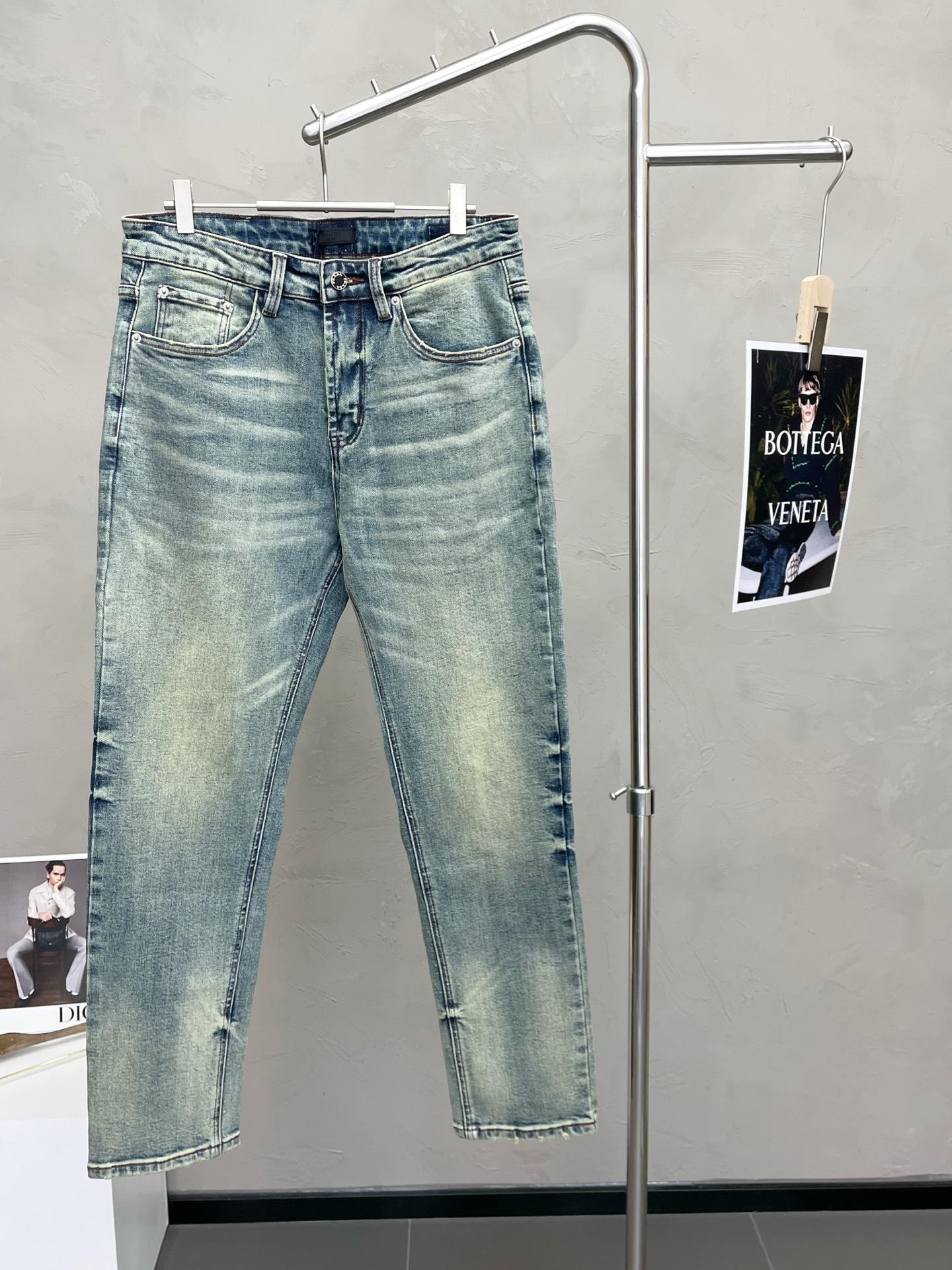 NO:601886,.Prada exclusively offers new high-end versions of casual jeans, counter-customized fabrics with high breathability and comfort, impeccable details, brand element design concept, reflecting high quality. It feels delicate and soft!  It presents a casual cut and the upper body shape is awesome!  Code number 29-36,,prada,prada,jeans,alexander wang19860909.Prada普拉达独家专供新款 休闲牛仔裤高端版本 专柜定制面料 透气舒适度高,细节无可挑剔,品牌元素设计理念,体现高品质.手感细腻柔软！呈现休闲裁剪,上身版型超赞！码数29-36,,prada,prada,jeans,alexander wang,Men's clothing