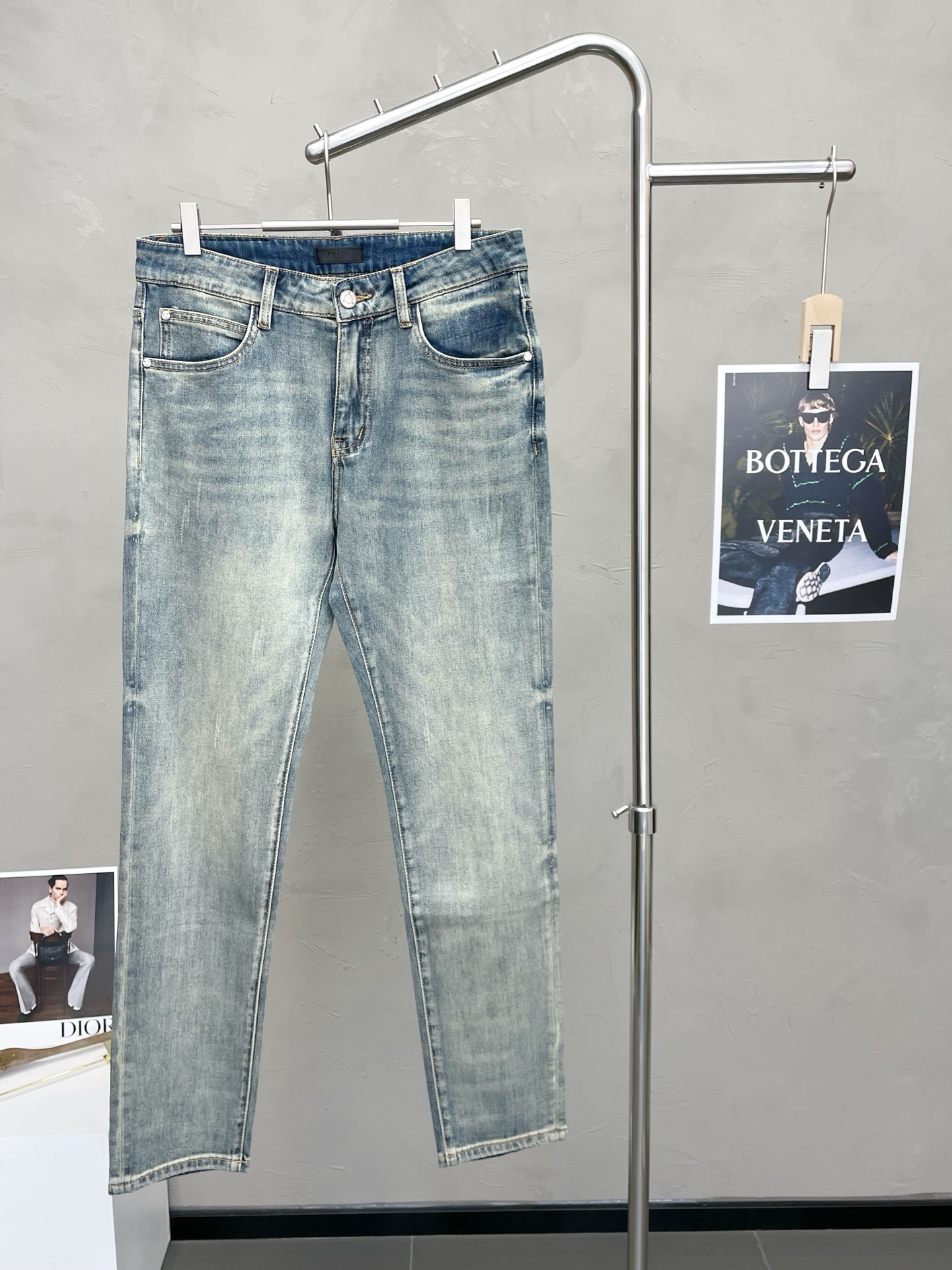 NO:601892,.Prada exclusively offers new high-end versions of casual jeans, counter-customized fabrics with high breathability and comfort, impeccable details, brand element design concept, reflecting high quality. It feels delicate and soft!  It presents a casual cut and the upper body shape is awesome!  Code number 29-36,,prada,prada,jeans,alexander wang19860909.Prada普拉达独家专供新款 休闲牛仔裤高端版本 专柜定制面料 透气舒适度高,细节无可挑剔,品牌元素设计理念,体现高品质.手感细腻柔软！呈现休闲裁剪,上身版型超赞！码数29-36,,prada,prada,jeans,alexander wang,Men's clothing