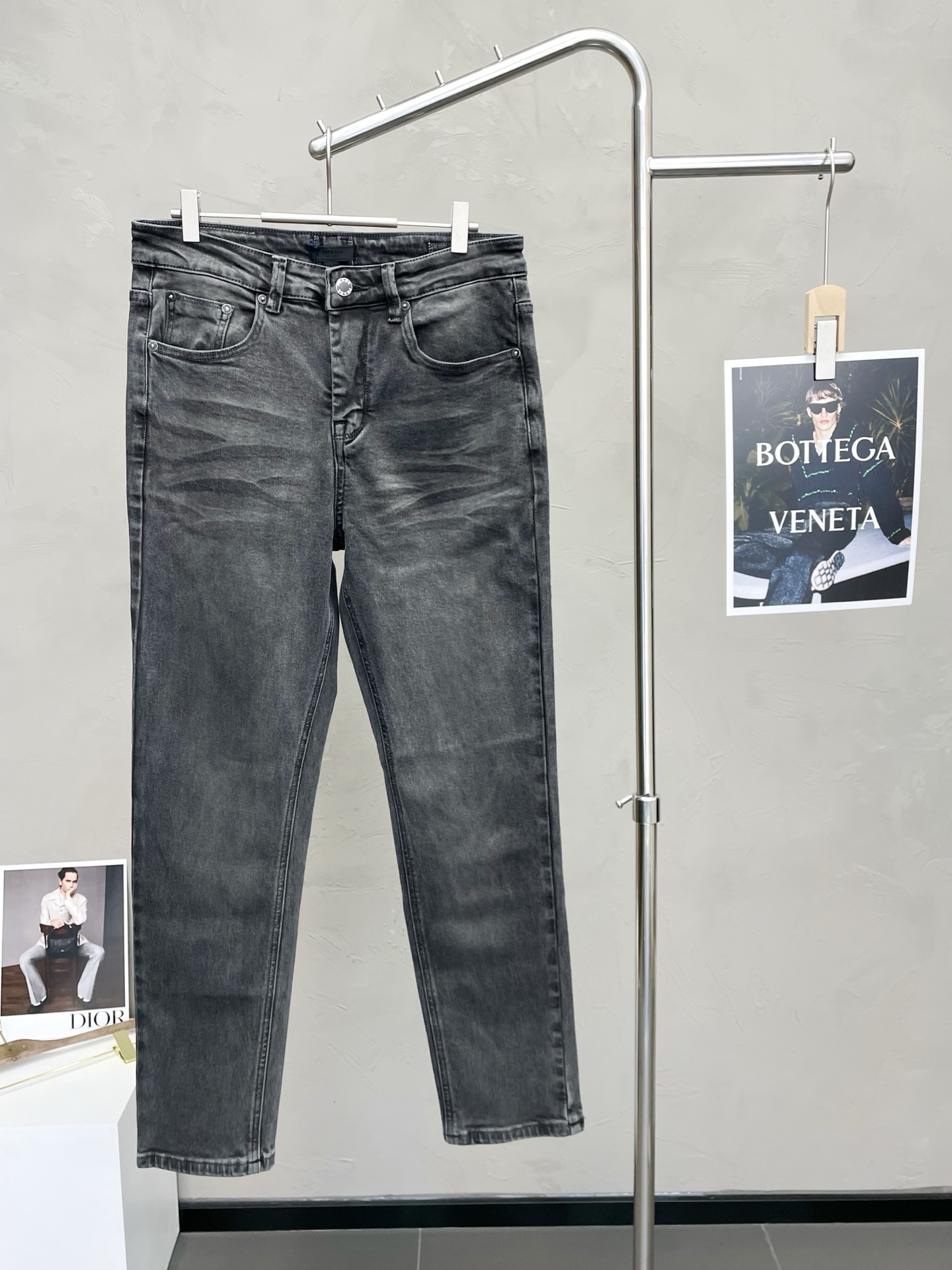 NO:601872,.Prada exclusively offers new high-end versions of casual jeans, counter-customized fabrics with high breathability and comfort, impeccable details, brand element design concept, reflecting high quality. It feels delicate and soft!  It presents a casual cut and the upper body shape is awesome!  Code number 29-36,,prada,prada,jeans,alexander wang19860909.Prada普拉达独家专供新款 休闲牛仔裤高端版本 专柜定制面料 透气舒适度高,细节无可挑剔,品牌元素设计理念,体现高品质.手感细腻柔软！呈现休闲裁剪,上身版型超赞！码数29-36,,prada,prada,jeans,alexander wang,Men's clothing