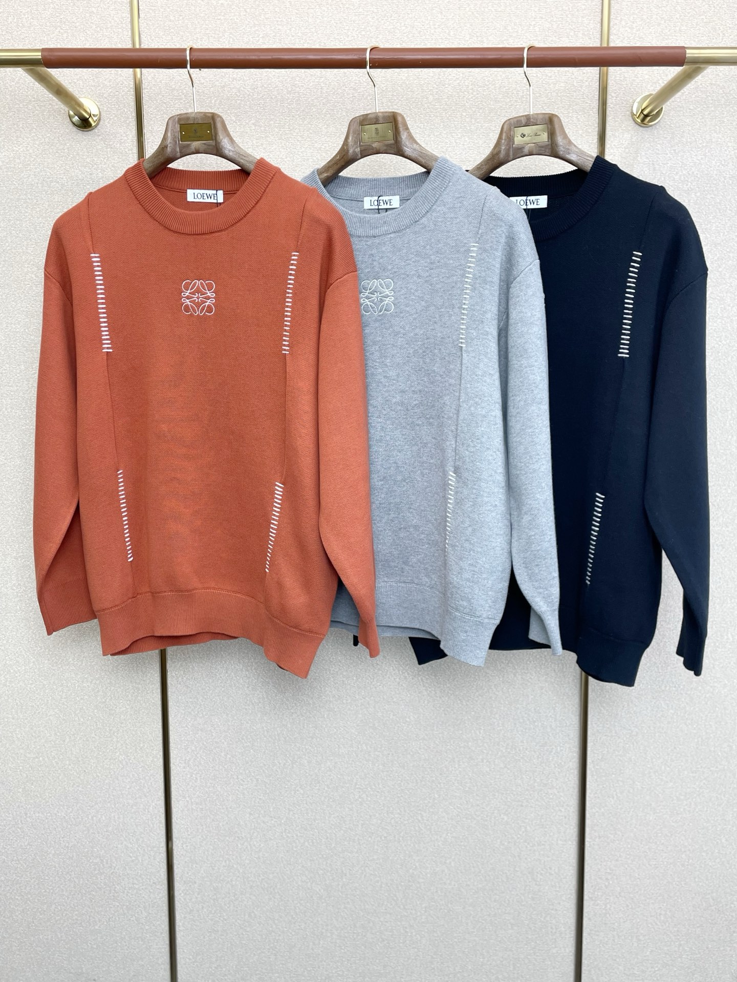 NO:609774,.LOEWE Luo Yiwei's new style is a must-have!  New original men's casual sweater jacket, high-end customization, high-end version, fashionable and versatile imported fabrics, super soft and delicate to the touch, warm and comfortable, soft and delicate, skin-friendly and comfortable to wear, high-end boutique, the upper body is exquisitely made by the factory, a must-have item for men, complete with three standards, size S-2XL (European version),,loewe,loewe,jackets & coats,sweaters,alexander wang19860909.LOEWE罗意威砸锅卖铁都要上的新款！新款原单男士休闲毛衣外套 高端定制 高端版本 时尚百搭爆款进口面料 手感超柔软细腻 保暖舒适 柔软细腻 穿着亲肤舒适 高端精品 代工厂精细做上身非常赞 男士必备单品 三标齐全 码数S-2XL（欧版）,,loewe,loewe,jackets & coats,sweaters,alexander wang,Men's clothing