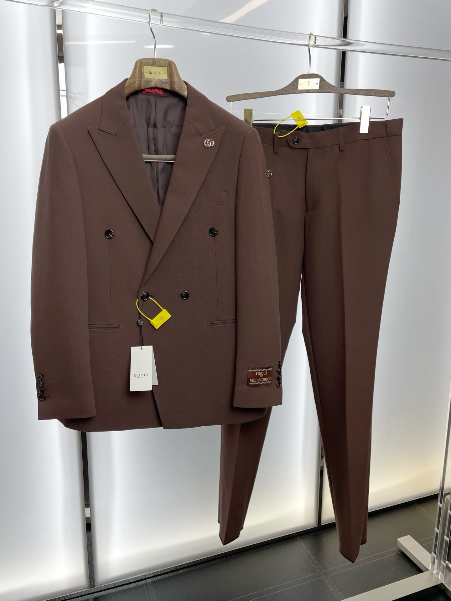 NO:609790,/Set. Single suit, trousers. Gucci new suit suit, foreign trade company order. Simple casual suit jacket, a new style that everyone will buy!  Imported original polyester fabric, breathable, soft and warm, with a straight and drapey feel. The whole piece of clothing has been machined neatly and neatly. All the hardware accessories are top-grade accessories with logos. It looks like high-end fabrics. This kind of fabric is custom-woven. There is no such thing outside. It is a good product from a regular factory. There is nothing picky about it. This kind of coat is a regular wear and very practical. Sizes 46-56, gucci, gucci, jackets & coats, business  suit,alexander wang19860909/套.单西、西裤.Gucci古驰新款西服套装,外贸公司订单 简约休闲西装外套,砸锅卖铁都要上的新款！进口原版聚酯纤维面料,透气柔软保暖性很强,笔挺垂感十足,整件衣服车工走线整齐平整,所有五金附料都是客供带logo顶级配件 一看就是高档的面料 这种面料都是定织的 外面根本就没有 正规大厂途径出来的好货,无任何有挑剔的地方 这样的一件外套属于常备常穿的,实用性很强.尺码46-56,,gucci,gucci,jackets & coats,business suit,alexander wang,Men's clothing