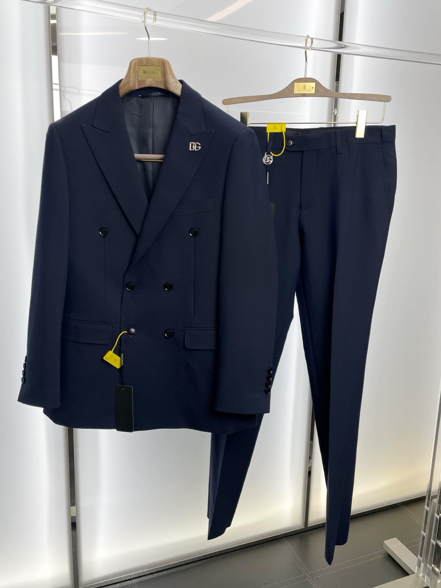 NO:609786,/Set. Single suit, trousers. Dolce&Gabbana new suit suit, foreign trade company order. Simple casual suit jacket, a new style that must be sold at any time!  Imported original polyester fabric, breathable, soft and warm, with a straight and drapey feel. The whole piece of clothing has been machined neatly and neatly. All hardware and accessories are supplied by customers and have top-quality logos. At first glance, they are high-end fabrics. This kind of fabric is all custom-woven. There is no such thing as good products from regular manufacturers. There is nothing picky about it.  Such a coat is a regular wear and very practical. Sizes 46-56,,Dolce&Gabbana,Dolce&Gabbana,jackets & coats,business suit,alexander wang19860909/套.单西、西裤.Dolce&Gabbana杜嘉班纳新款西服套装,外贸公司订单 简约休闲西装外套,砸锅卖铁都要上的新款！进口原版聚酯纤维面料,透气柔软保暖性很强,笔挺垂感十足,整件衣服车工走线整齐平整,所有五金附料都是客供带logo顶级配件 一看就是高档的面料 这种面料都是定织的 外面根本就没有 正规大厂途径出来的好货,无任何有挑剔的地方 这样的一件外套属于常备常穿的,实用性很强.尺码46-56,,Dolce&Gabbana,Dolce&Gabbana,jackets & coats,business suit,alexander wang,Men's clothing