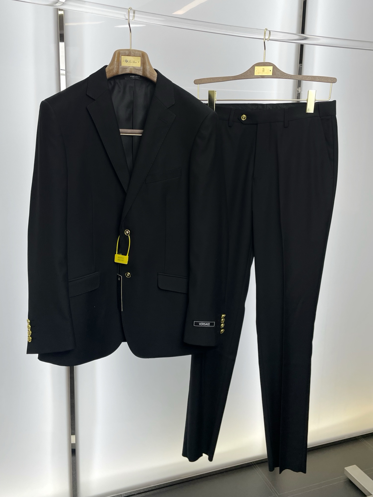 NO:609782,/Set. Single suit, trousers. VERSACE Versace new suit suit, foreign trade company order simple casual suit jacket, a new style that everyone will buy!  Imported original polyester fabric, breathable, soft and warm, with a straight and drapey feel. The whole piece of clothing has been machined neatly and neatly. All hardware and accessories are supplied by customers and have top-quality logos. At first glance, they are high-end fabrics. This kind of fabric is all custom-woven. There is no such thing as good products from regular manufacturers. There is nothing picky about it.  Such a coat is a regular wear and is very practical. Suit 46-58, pants 29-38, versace, versace, jackets & coats, business suit, alexander wang19860909/套.单西、西裤.VERSACE范思哲新款西服套装,外贸公司订单 简约休闲西装外套,砸锅卖铁都要上的新款！进口原版聚酯纤维面料,透气柔软保暖性很强,笔挺垂感十足,整件衣服车工走线整齐平整,所有五金附料都是客供带logo顶级配件 一看就是高档的面料 这种面料都是定织的 外面根本就没有 正规大厂途径出来的好货,无任何有挑剔的地方 这样的一件外套属于常备常穿的,实用性很强.西服46-58,裤子29-38,,versace,versace,jackets & coats,business suit,alexander wang,Men's clothing