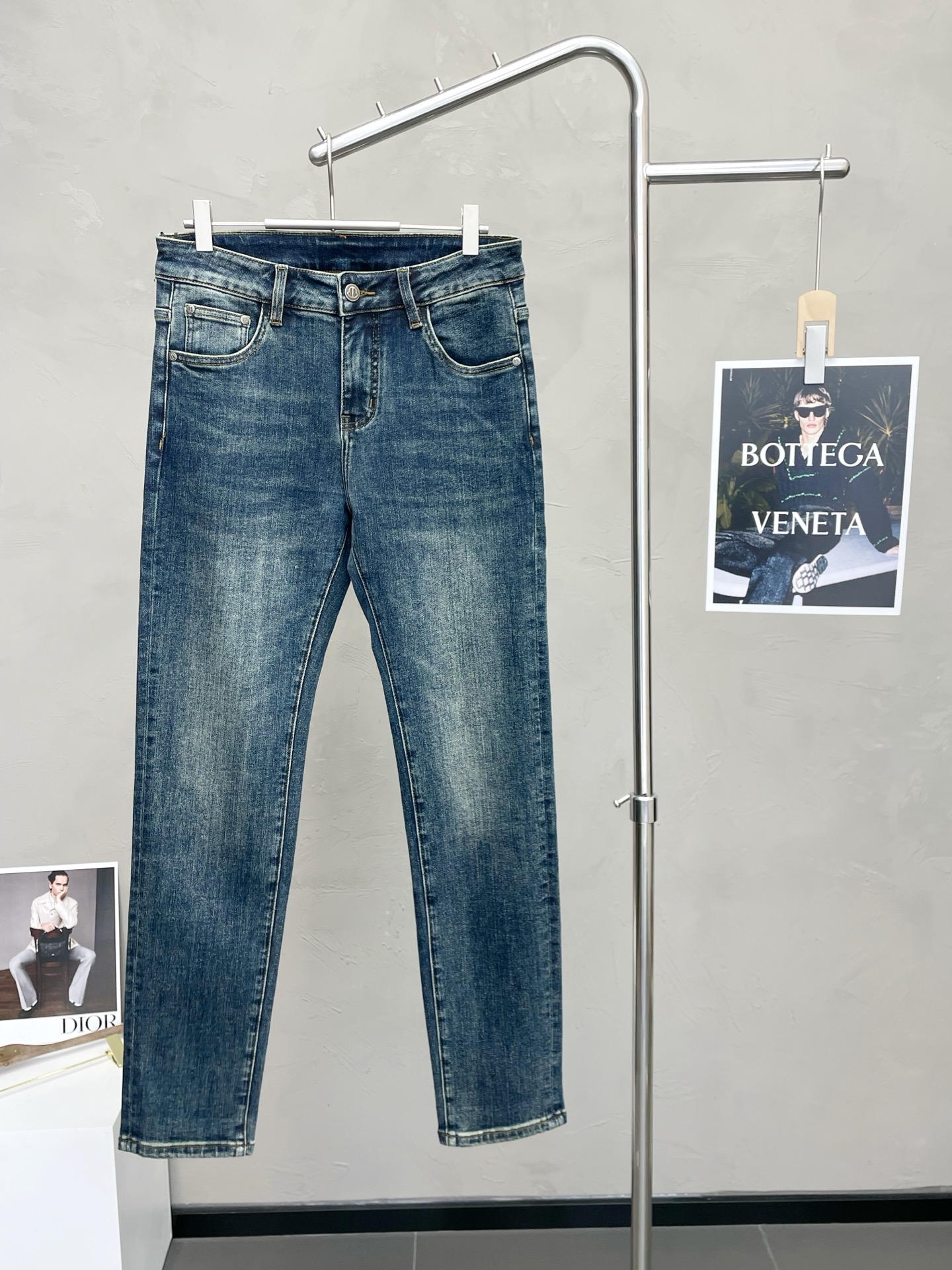 NO:609737,.Moncler’s new style is a must-have for everyone!  New high-end version of casual jeans!  Custom-made fabrics at the counter are highly breathable and comfortable, with impeccable details and brand element design concepts, reflecting high quality. It feels delicate and soft!  It presents a casual cut and the upper body shape is awesome!  Size 29-38,,Moncler,jeans,alexander wang19860909.Moncler蒙口砸锅卖铁都要上的新款！新款休闲牛仔裤高端版本！专柜定制面料 透气舒适度高,细节无可挑剔,品牌元素设计理念,体现高品质.手感细腻柔软！呈现休闲裁剪,上身版型超赞！码数29-38,,Moncler,jeans,alexander wang,Men's clothing