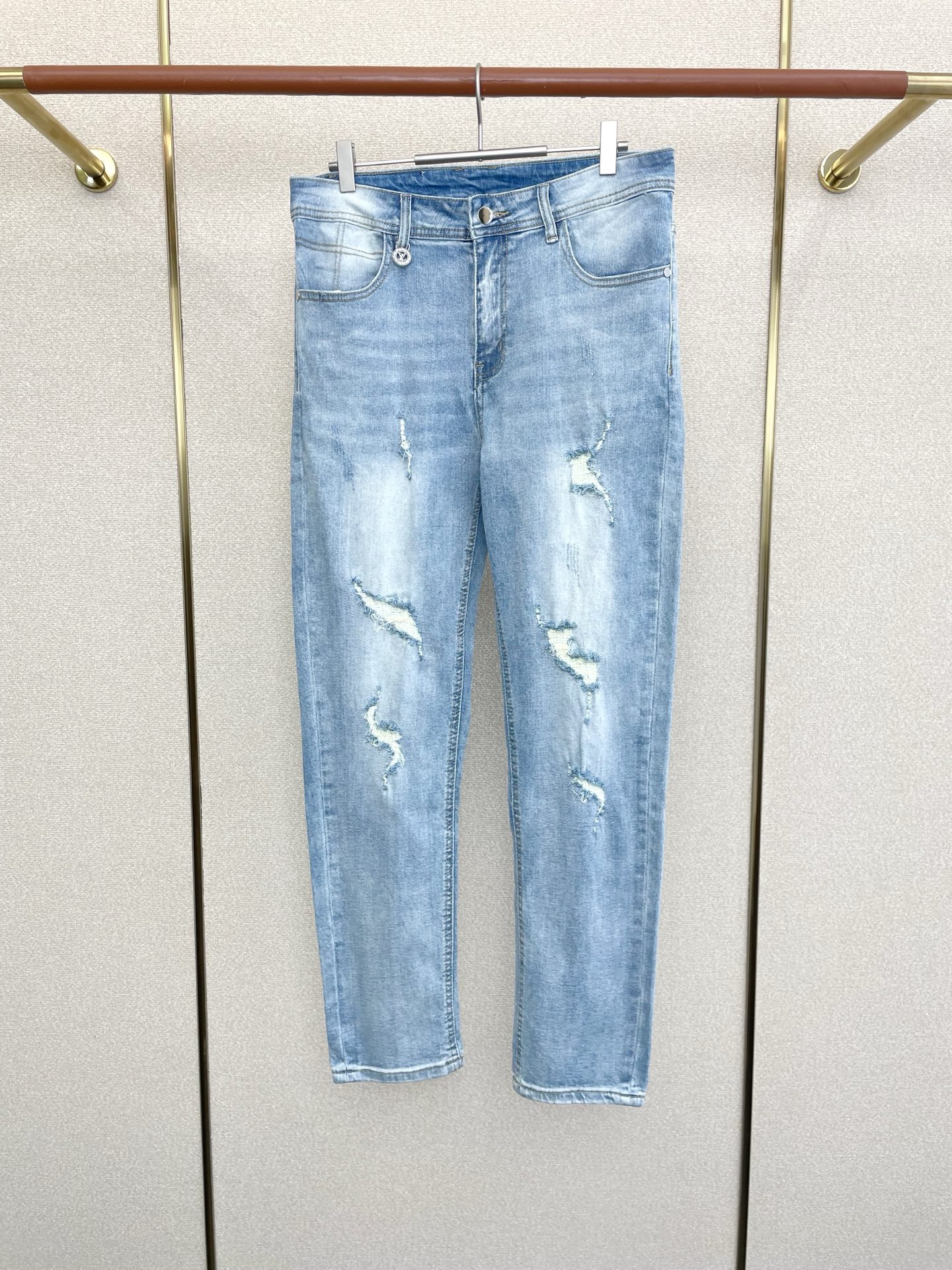 NO:609738,.Louis Vuitton Louis Vuitton’s new style is a must-have!  New high-end version of casual jeans!  Custom-made fabrics at the counter are highly breathable and comfortable, with impeccable details and brand element design concepts, reflecting high quality. It feels delicate and soft!  It presents a casual cut and the upper body shape is awesome!  Code number 29-38,,louis vuitton,louis vuitton,jeans,alexander wang19860909.Louis Vuitton路易威登砸锅卖铁都要上的新款！新款休闲牛仔裤高端版本！专柜定制面料 透气舒适度高,细节无可挑剔,品牌元素设计理念,体现高品质.手感细腻柔软！呈现休闲裁剪,上身版型超赞！码数29-38,,louis vuitton,louis vuitton,jeans,alexander wang,Men's clothing