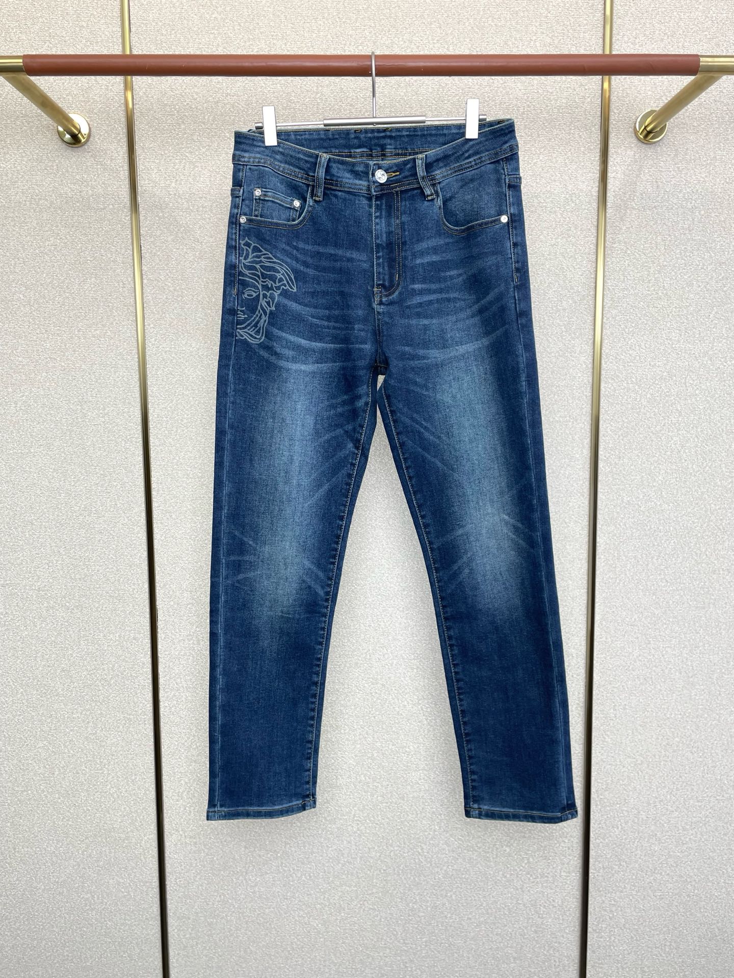 NO:609697,.VERSACE Versace is a new model that everyone wants to buy!  New high-end version of casual jeans!  Custom-made fabrics at the counter are highly breathable and comfortable, with impeccable details and brand element design concepts, reflecting high quality. It feels delicate and soft!  It presents a casual cut and the upper body shape is awesome!  Code number 29-38,,versace,versace,jeans,alexander wang19860909.VERSACE范思哲砸锅卖铁都要上的新款！新款休闲牛仔裤高端版本！专柜定制面料 透气舒适度高,细节无可挑剔,品牌元素设计理念,体现高品质.手感细腻柔软！呈现休闲裁剪,上身版型超赞！码数29-38,,versace,versace,jeans,alexander wang,Men's clothing