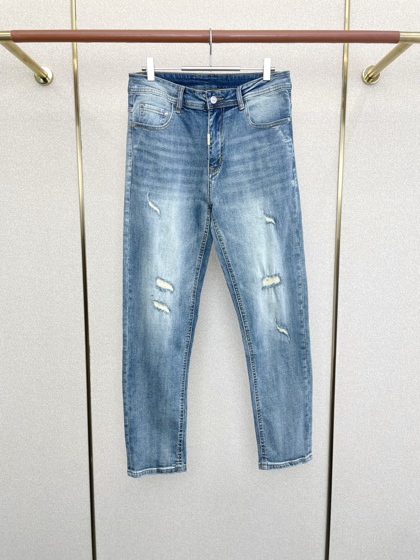 NO:609728,.Dolce&Gabbana’s new style is a must-have!  New high-end version of casual jeans!  Custom-made fabrics at the counter are highly breathable and comfortable, with impeccable details and brand element design concepts, reflecting high quality. It feels delicate and soft!  It presents a casual cut and the upper body shape is awesome!  Size 29-38,,Dolce&Gabbana,Dolce&Gabbana,jeans,alexander wang19860909.Dolce&Gabbana杜嘉班纳砸锅卖铁都要上的新款！新款休闲牛仔裤高端版本！专柜定制面料 透气舒适度高,细节无可挑剔,品牌元素设计理念,体现高品质.手感细腻柔软！呈现休闲裁剪,上身版型超赞！码数29-38,,Dolce&Gabbana,Dolce&Gabbana,jeans,alexander wang,Men's clothing