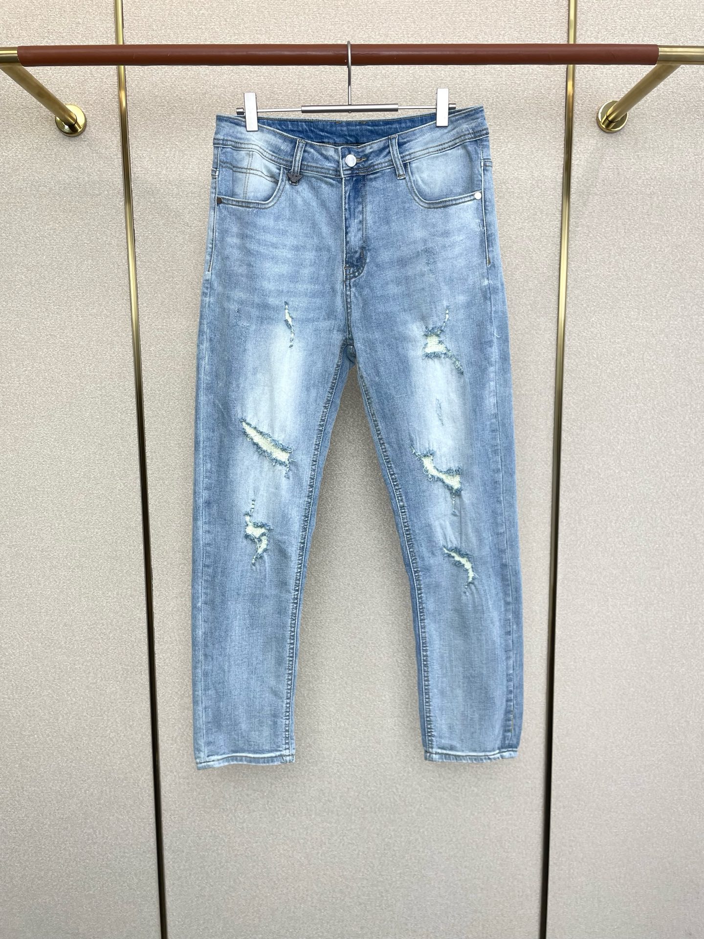 NO:609749,.ARMANI Armani is a new model that sells everything!  New high-end version of casual jeans!  Custom-made fabrics at the counter are highly breathable and comfortable, with impeccable details and brand element design concepts, reflecting high quality. It feels delicate and soft!  It presents a casual cut and the upper body shape is awesome!  Code number 29-38,,armani,armani,jeans,alexander wang19860909.ARMANI阿玛尼砸锅卖铁都要上的新款！新款休闲牛仔裤高端版本！专柜定制面料 透气舒适度高,细节无可挑剔,品牌元素设计理念,体现高品质.手感细腻柔软！呈现休闲裁剪,上身版型超赞！码数29-38,,armani,armani,jeans,alexander wang,Men's clothing