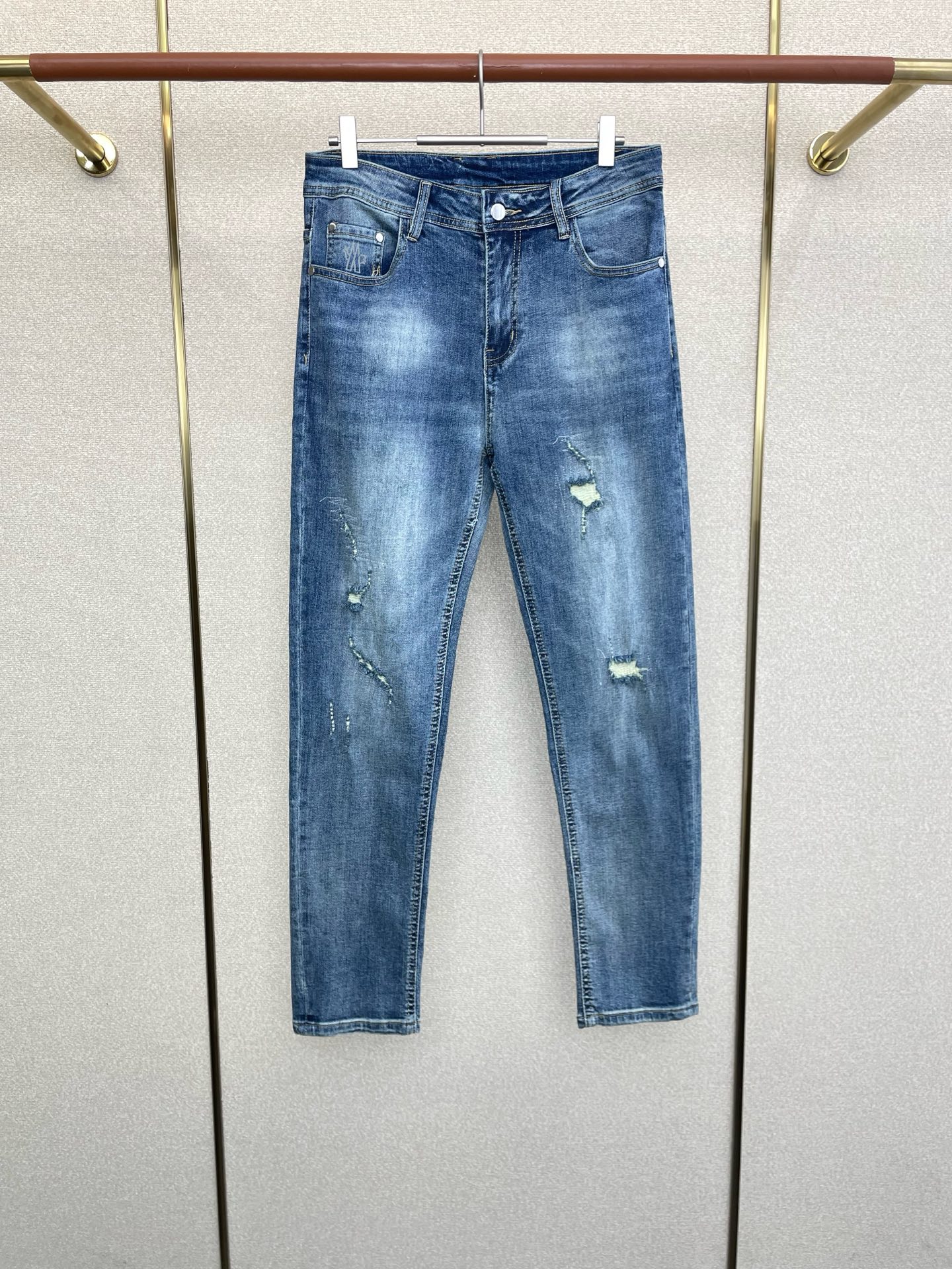 NO:609718,.Moncler’s new style is a must-have for everyone!  New high-end version of casual jeans!  Custom-made fabrics at the counter are highly breathable and comfortable, with impeccable details and brand element design concepts, reflecting high quality. It feels delicate and soft!  It presents a casual cut and the upper body shape is awesome!  Size 29-38,,Moncler,jeans,alexander wang19860909.Moncler蒙口砸锅卖铁都要上的新款！新款休闲牛仔裤高端版本！专柜定制面料 透气舒适度高,细节无可挑剔,品牌元素设计理念,体现高品质.手感细腻柔软！呈现休闲裁剪,上身版型超赞！码数29-38,,Moncler,jeans,alexander wang,Men's clothing