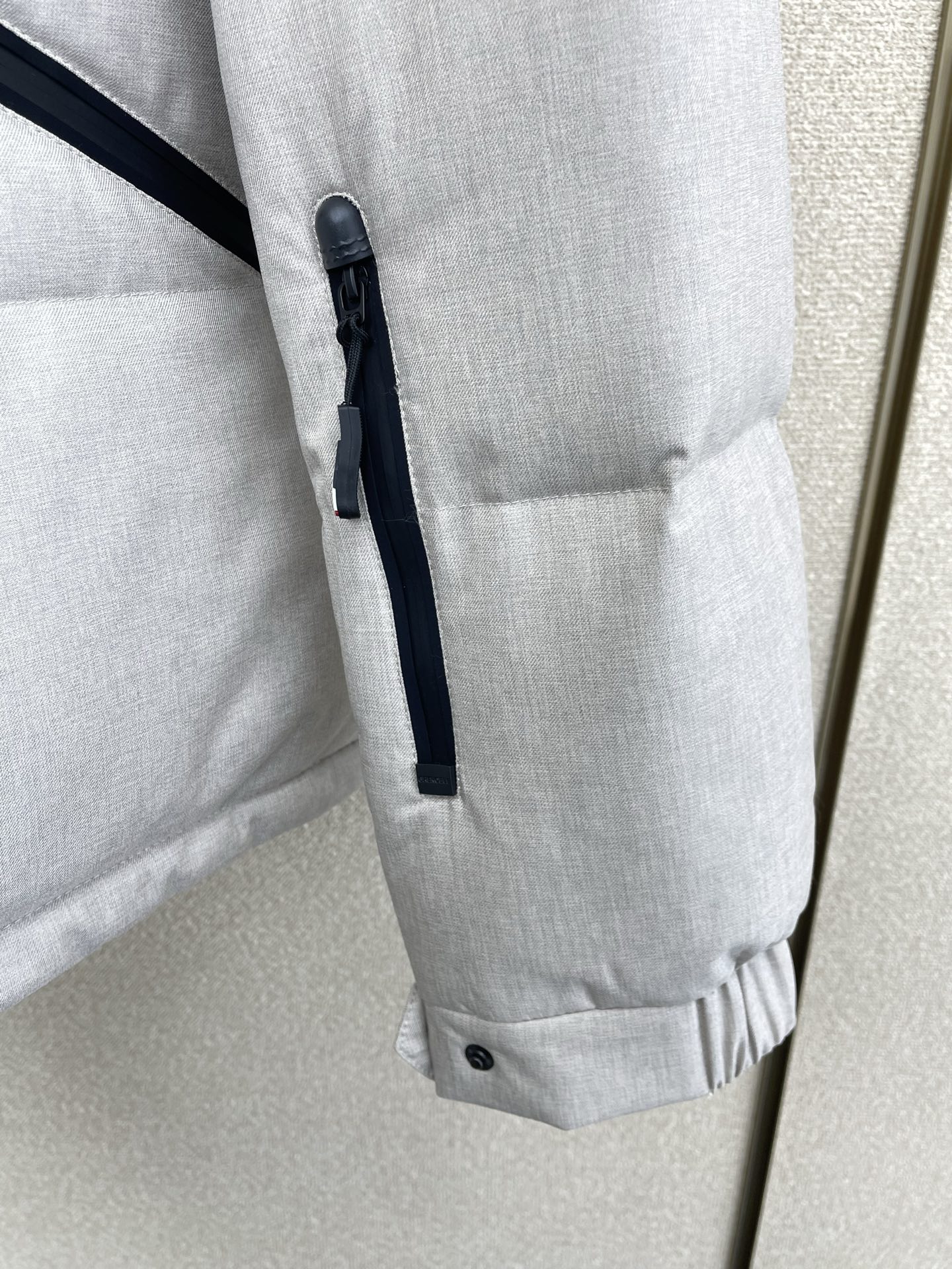 。羽绒服- Moncler蒙口💥砸锅卖铁都要上的新款！新款羽绒服 贸易公司渠道稀出，降温天气必备的保暖单