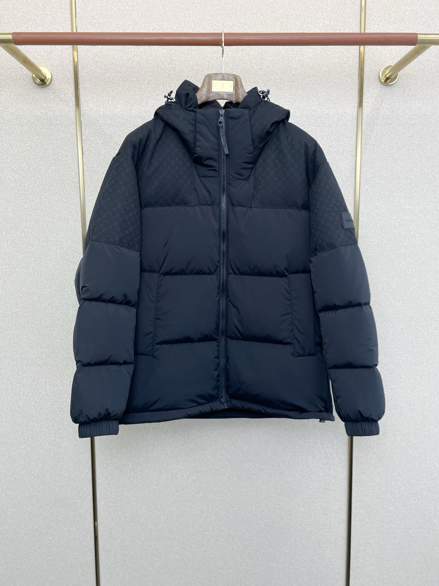 。羽绒服-Louis Vuitton路易威登💥砸锅卖铁都要上的新款！新款羽绒服 贸易公司渠道稀出，降温天