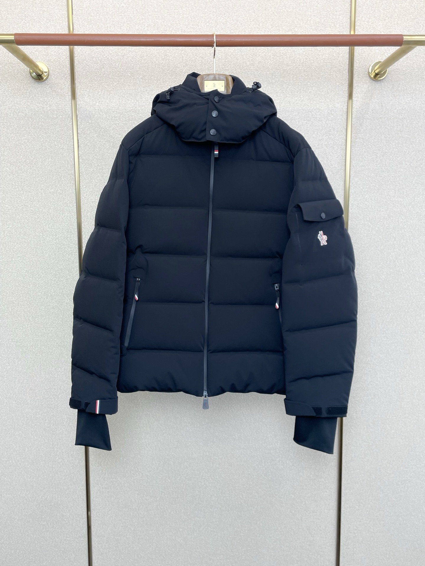 。羽绒服- Moncler蒙口💥砸锅卖铁都要上的新款！新款羽绒服 贸易公司渠道稀出，降温天气必备的保暖单