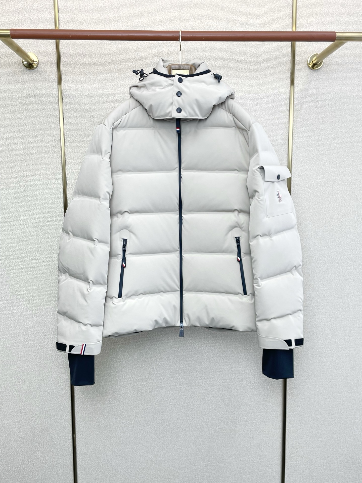 。羽绒服- Moncler蒙口💥砸锅卖铁都要上的新款！新款羽绒服 贸易公司渠道稀出，降温天气必备的保暖单