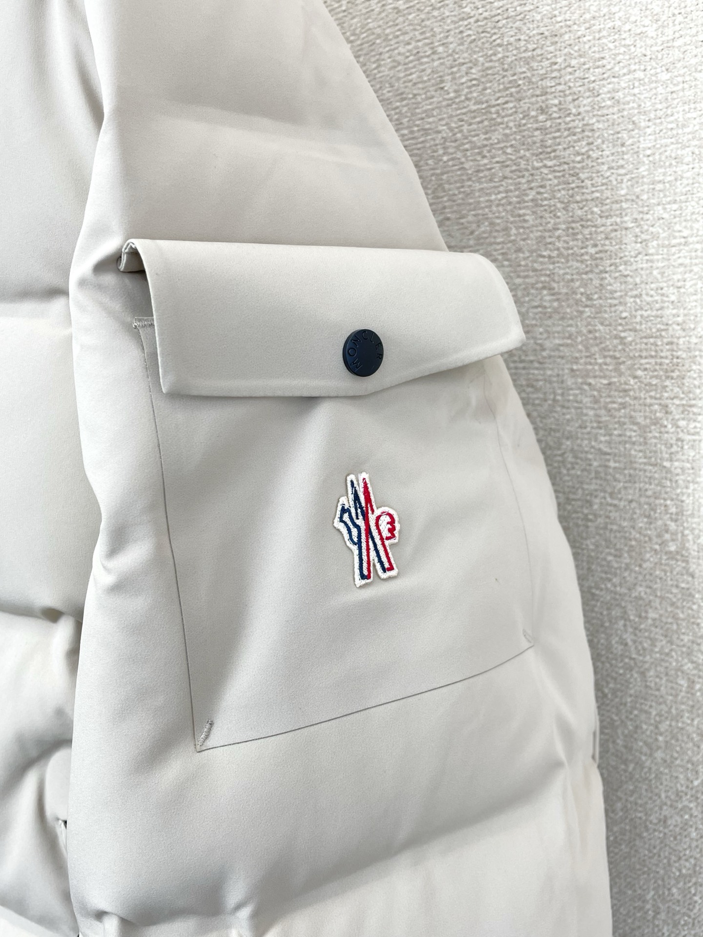 。羽绒服- Moncler蒙口💥砸锅卖铁都要上的新款！新款羽绒服 贸易公司渠道稀出，降温天气必备的保暖单