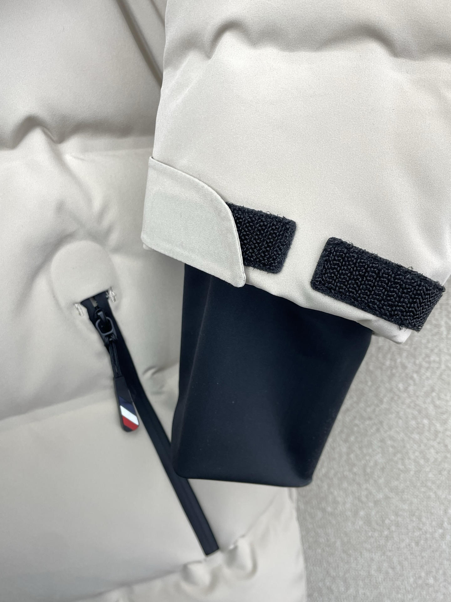 。羽绒服- Moncler蒙口💥砸锅卖铁都要上的新款！新款羽绒服 贸易公司渠道稀出，降温天气必备的保暖单