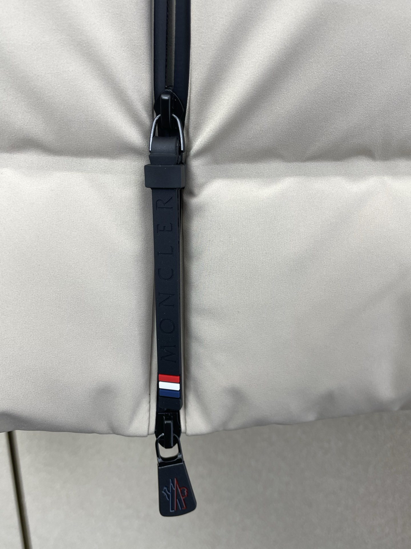 。羽绒服- Moncler蒙口💥砸锅卖铁都要上的新款！新款羽绒服 贸易公司渠道稀出，降温天气必备的保暖单