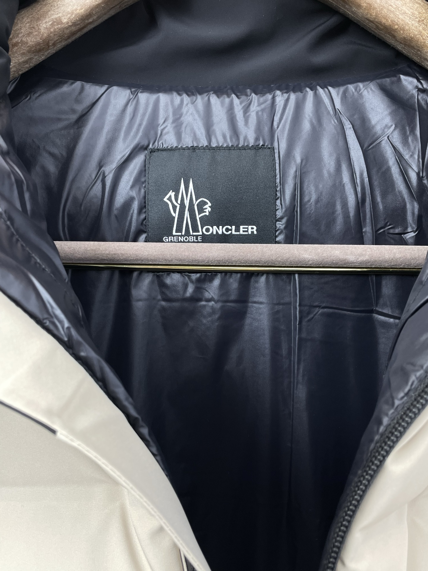 。羽绒服- Moncler蒙口💥砸锅卖铁都要上的新款！新款羽绒服 贸易公司渠道稀出，降温天气必备的保暖单