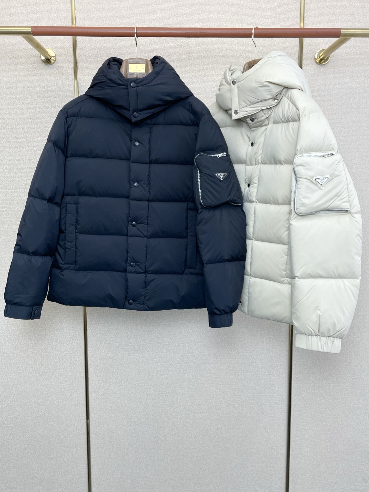 NO:609795,.Down Jacket - Prada’s new style that everyone will buy!  The new down jacket is rarely available in trading company channels. It is a must-have warm item for cooling weather. It can be worn for daily life or outdoor sports. It is wear-resistant, scratch-resistant and easy to care for. The interior is equipped with high-quality white goose down filling, which is matched with large square quilting technology to create a fluffy and full overall effect. It also has a strong thermal insulation and temperature locking effect, so that you are not afraid of the cold outdoor weather in autumn and winter! Sizes 48-56, prada, prada, down jacket, alexander wang19860909.羽绒服- Prada普拉达砸锅卖铁都要上的新款！新款羽绒服 贸易公司渠道稀出,降温天气必备的保暖单品,不论是日常还是户外运动都能穿.耐磨防刮易打理.内里配置优质白鹅绒埴充,在搭配大方格绗缝工艺,打造蓬松饱满的整体效果,兼顾强悍的保暖锁温效果,让你无惧秋冬季寒冷的户外天气! 尺码48-56,,prada,prada,down jacket,alexander wang,Men's clothing