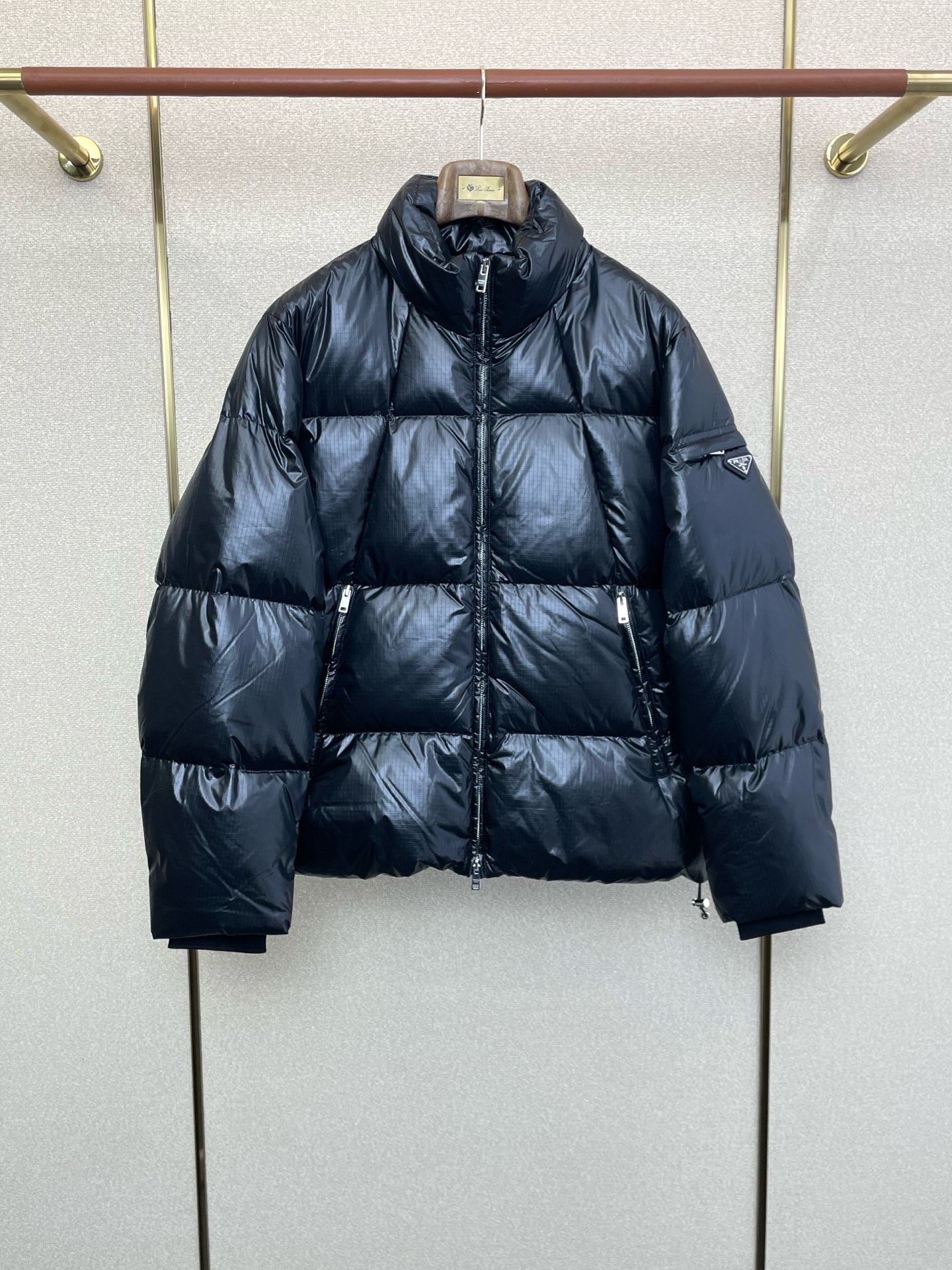 。羽绒服- Prada普拉达💥砸锅卖铁都要上的新款！新款羽绒服 贸易公司渠道稀出，降温天气必备的保暖单品